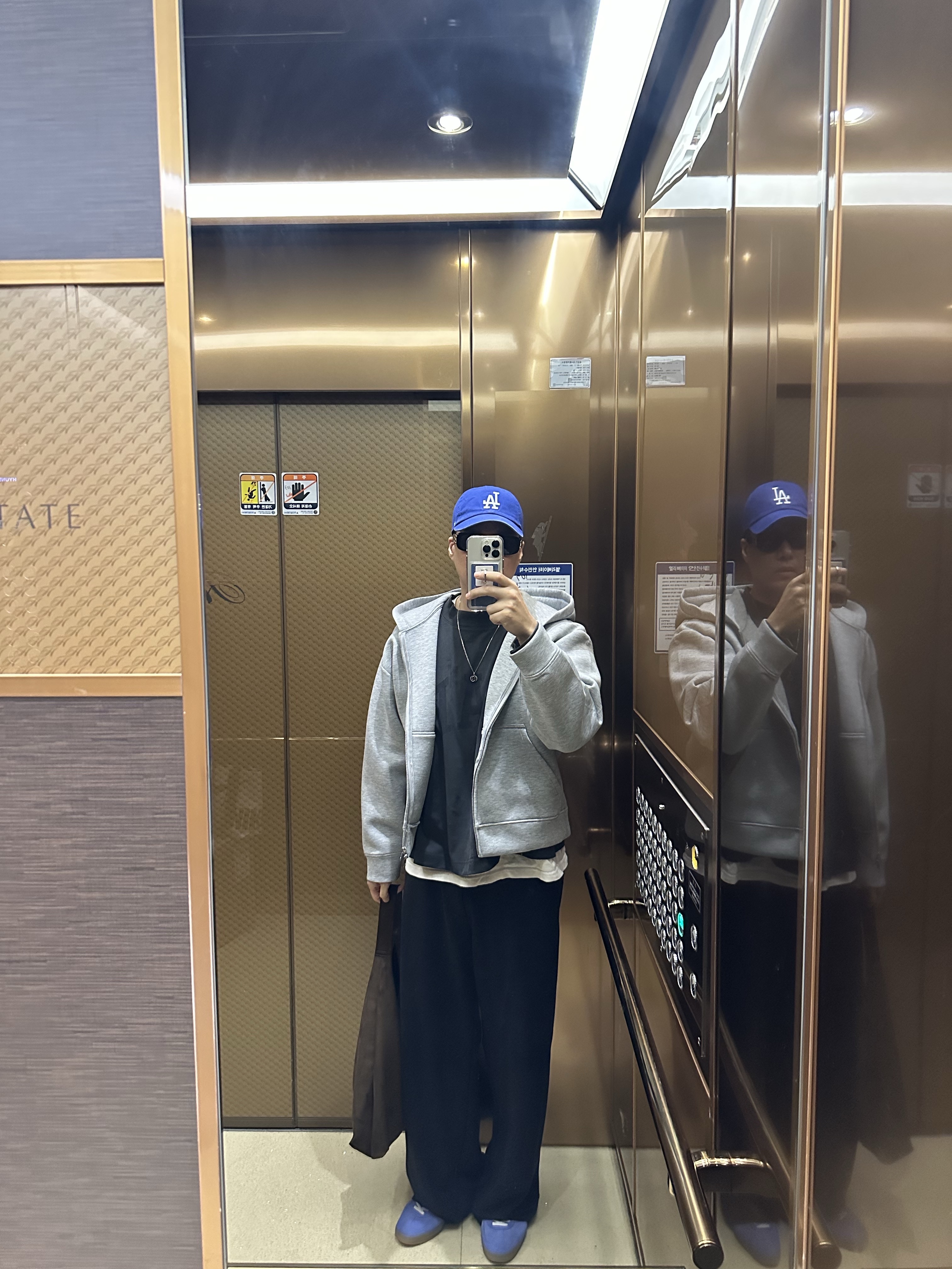 47 Brand LA Dodgers Clean Up Royal, Yeezy Gap Engineered By Balenciaga Dove Long Sleeve T-Shirt Black 착용 스타일