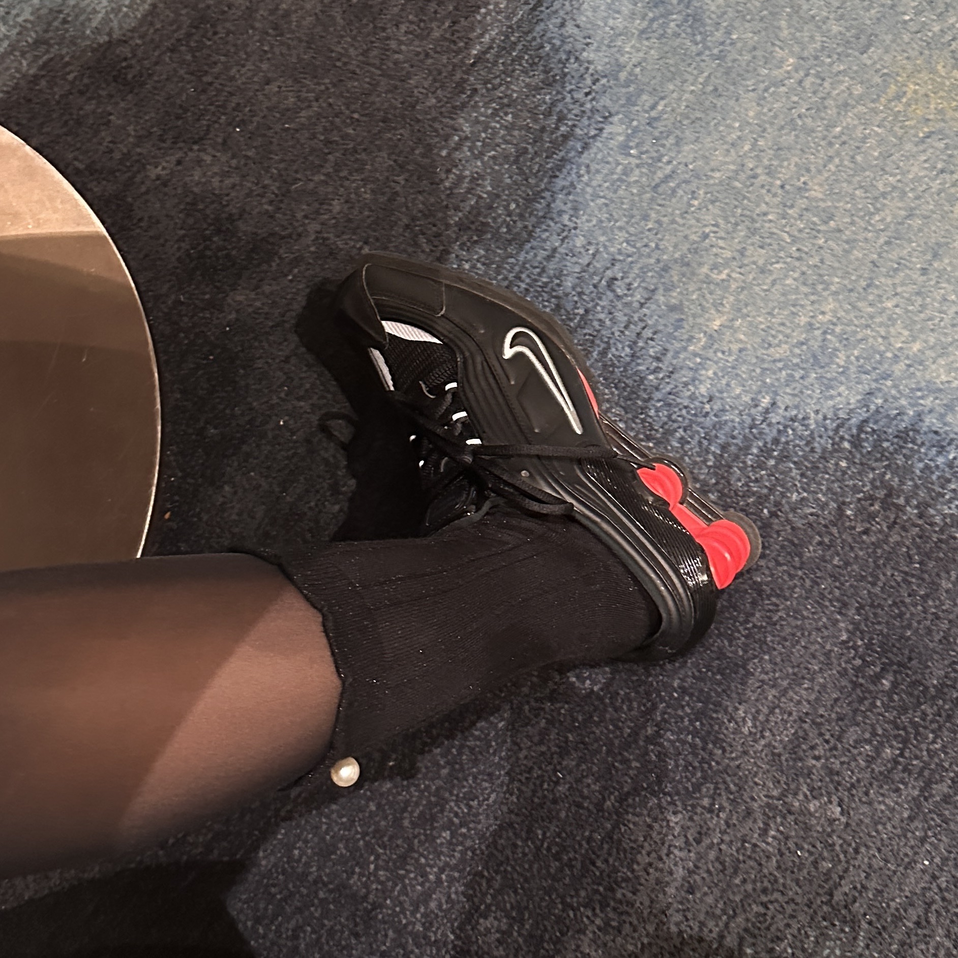 Nike x Martine Rose Shox MR4 Black 착용 스타일 - 2