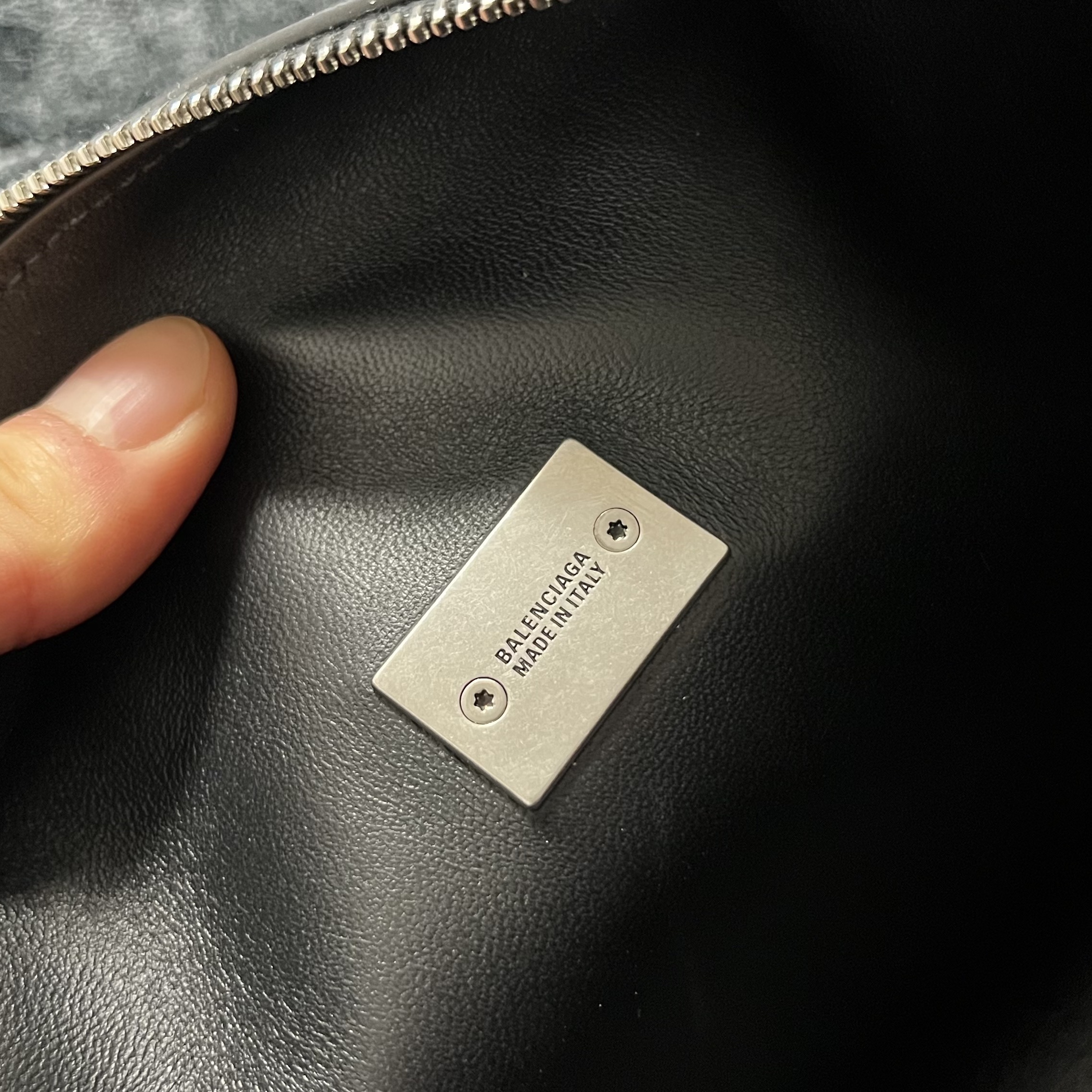Balenciaga Rodeo Camera Bag Black 착용 스타일 - 9
