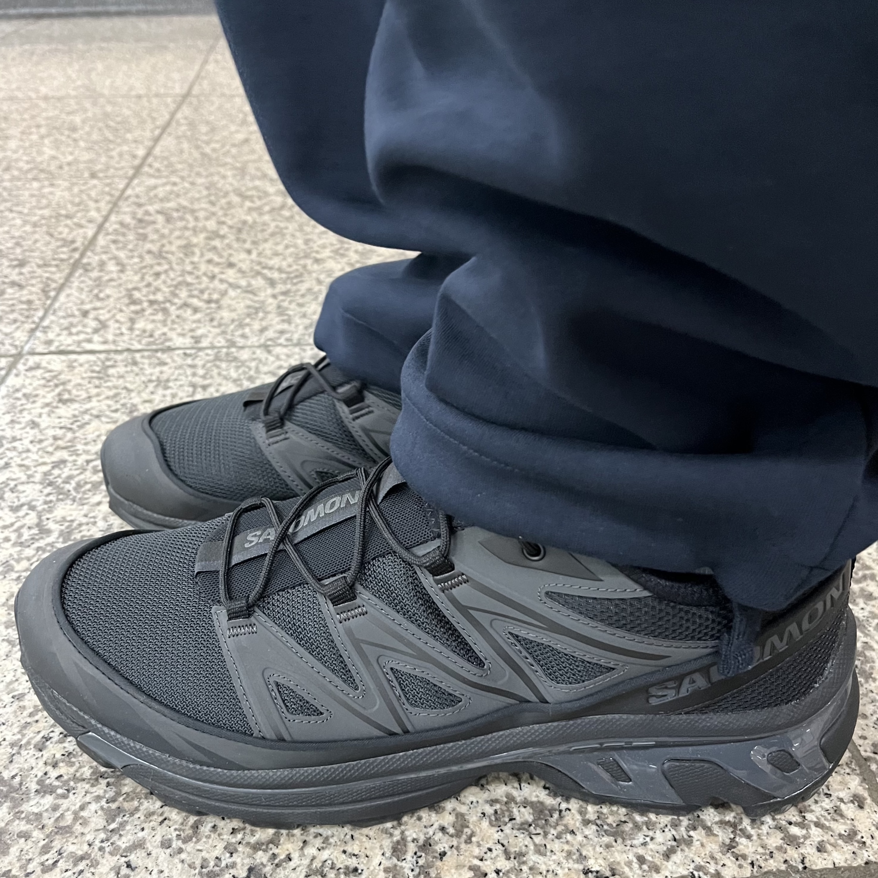 Salomon XT-6 Expanse Black Ebony 착용 스타일 - 1
