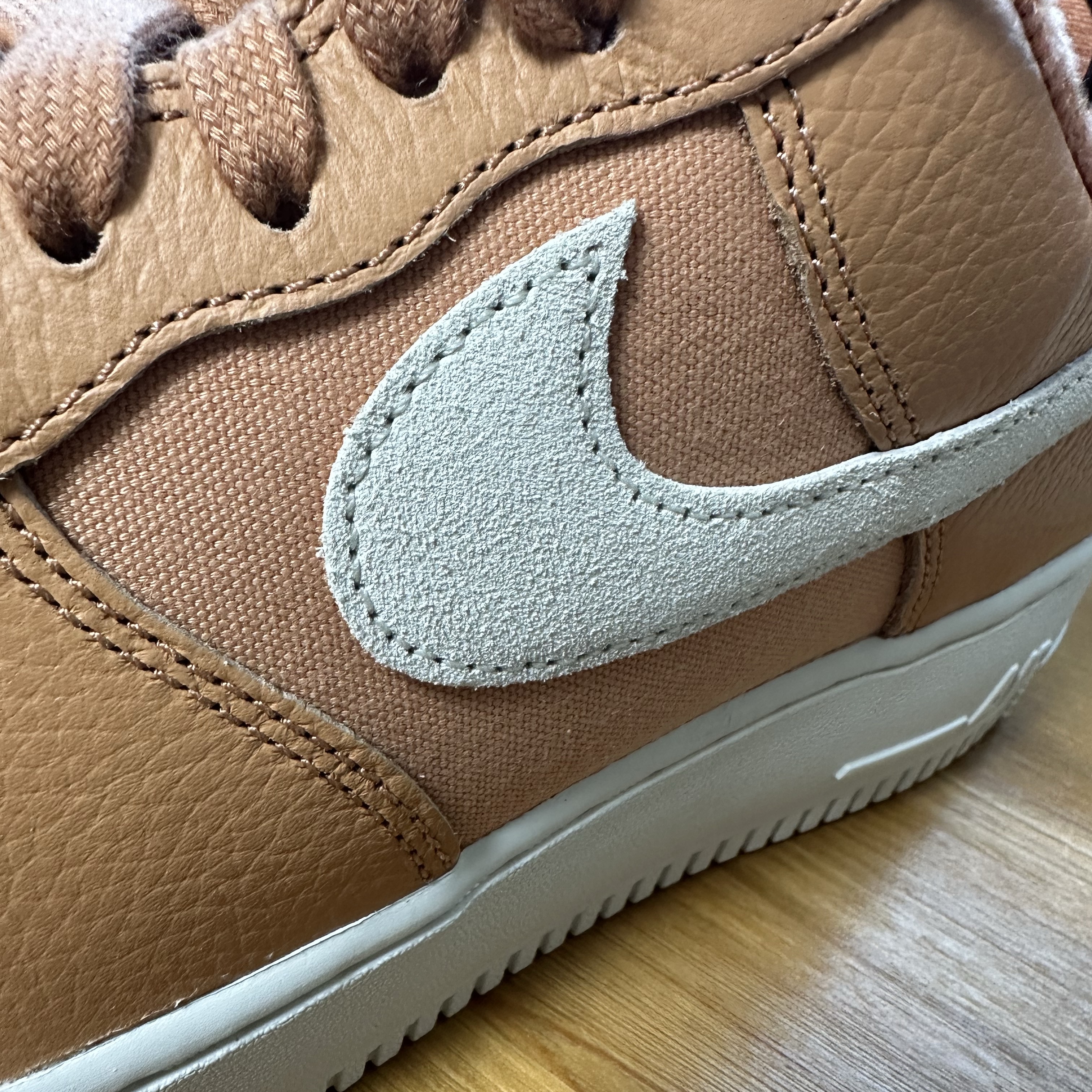 Nike Air Force 1 '07 LX Amber Brown 착용 스타일 - 4