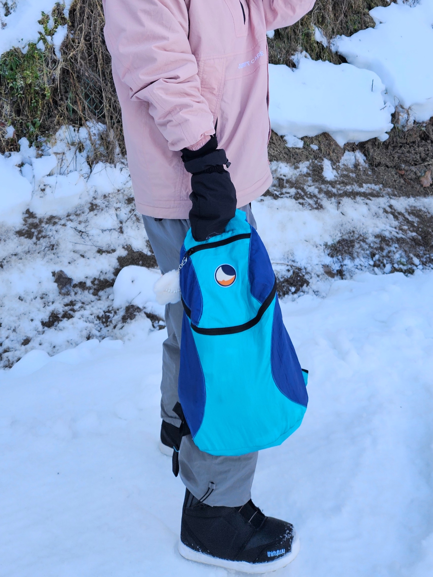 Ticket to the Moon Mini Backpack Turquoise Royal Blue (15L) 착용 스타일