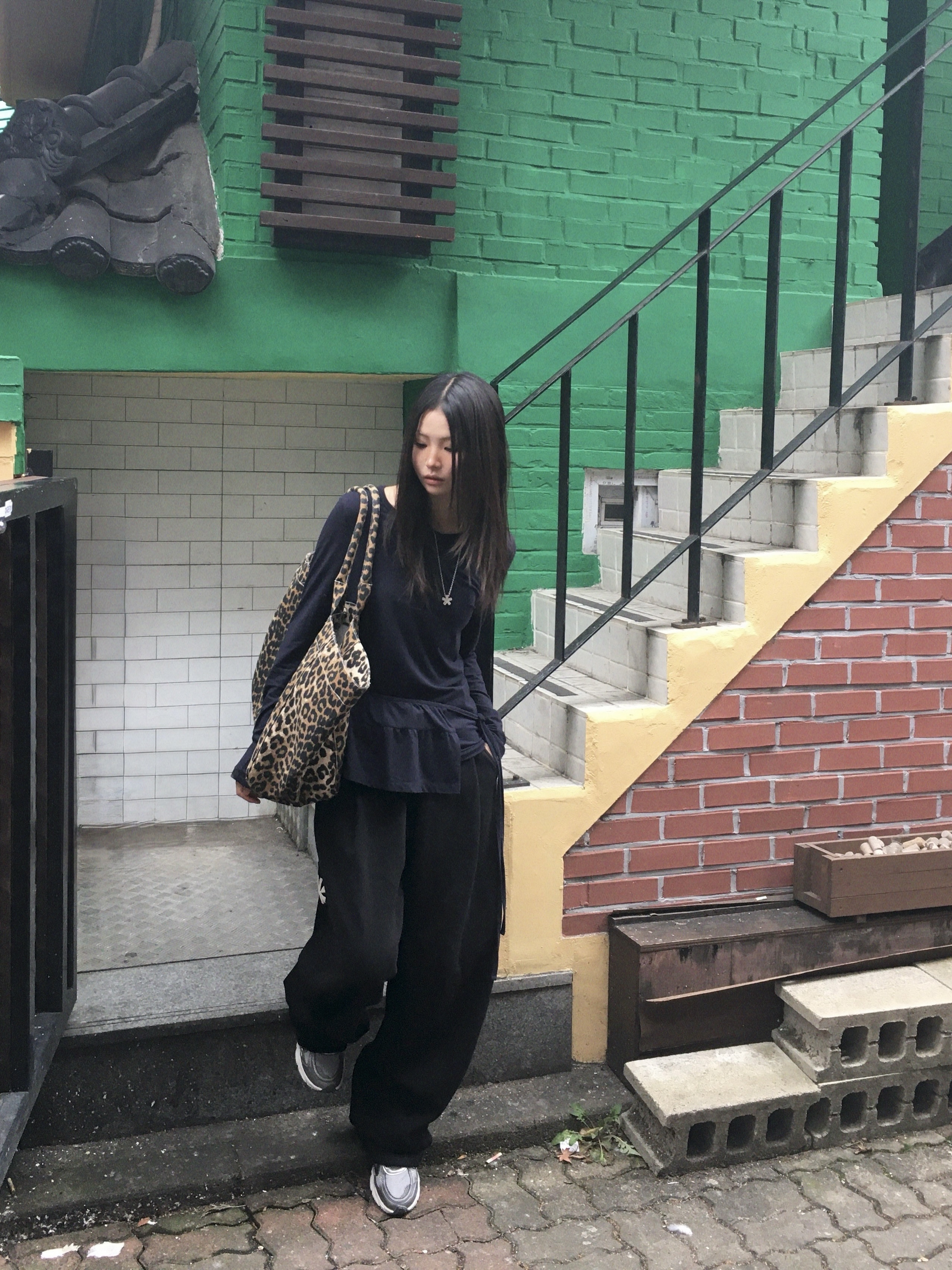 AMOU Molly One Tuck Sweat Pants Black 착용 스타일 - 1