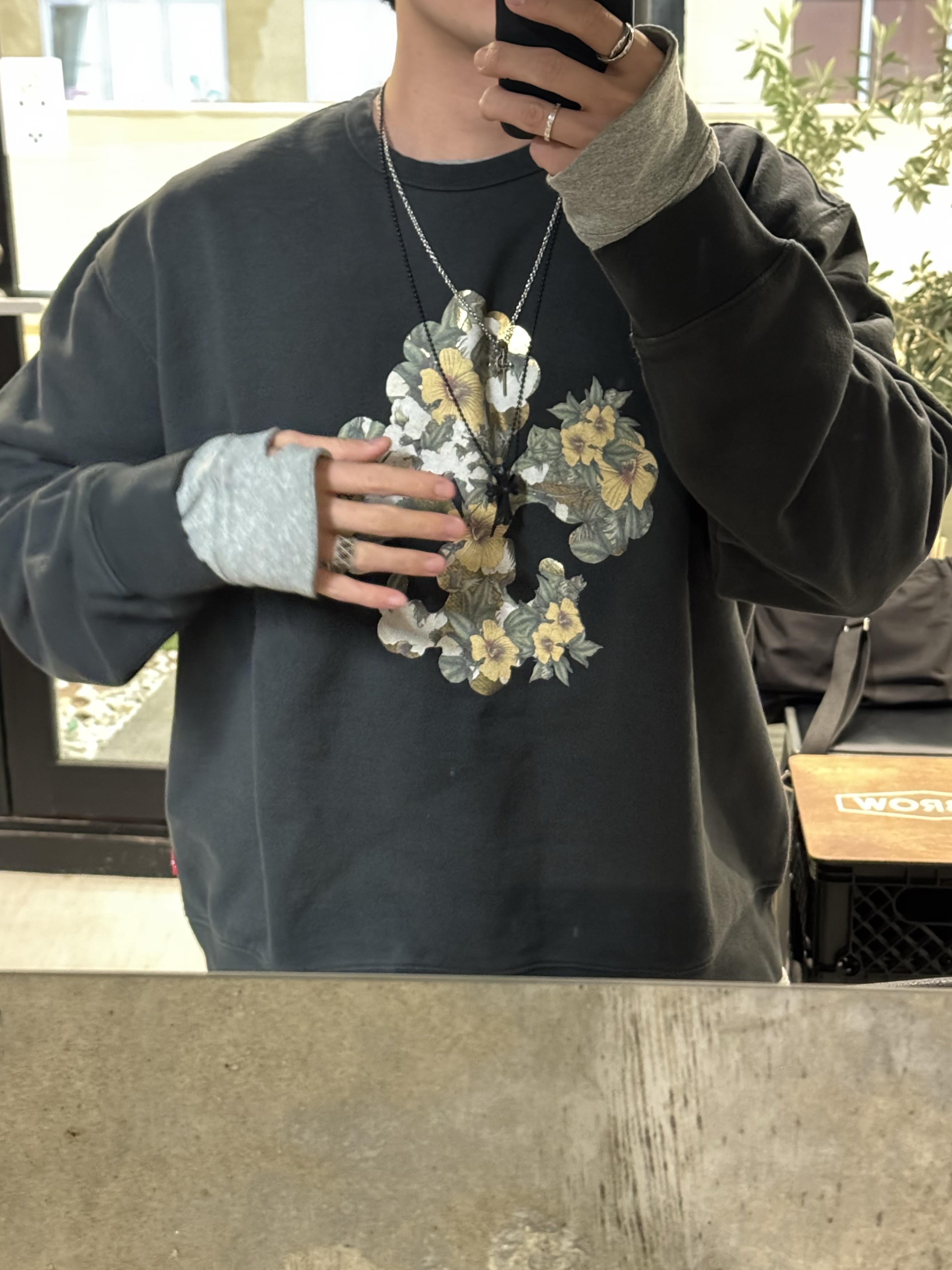 Levi's x Denim Tears Crewneck Sweatshirt Black, Chrome Hearts Silichrome CH Cross Pendant Black 2022/2023/2025 착용 스타일 - 2