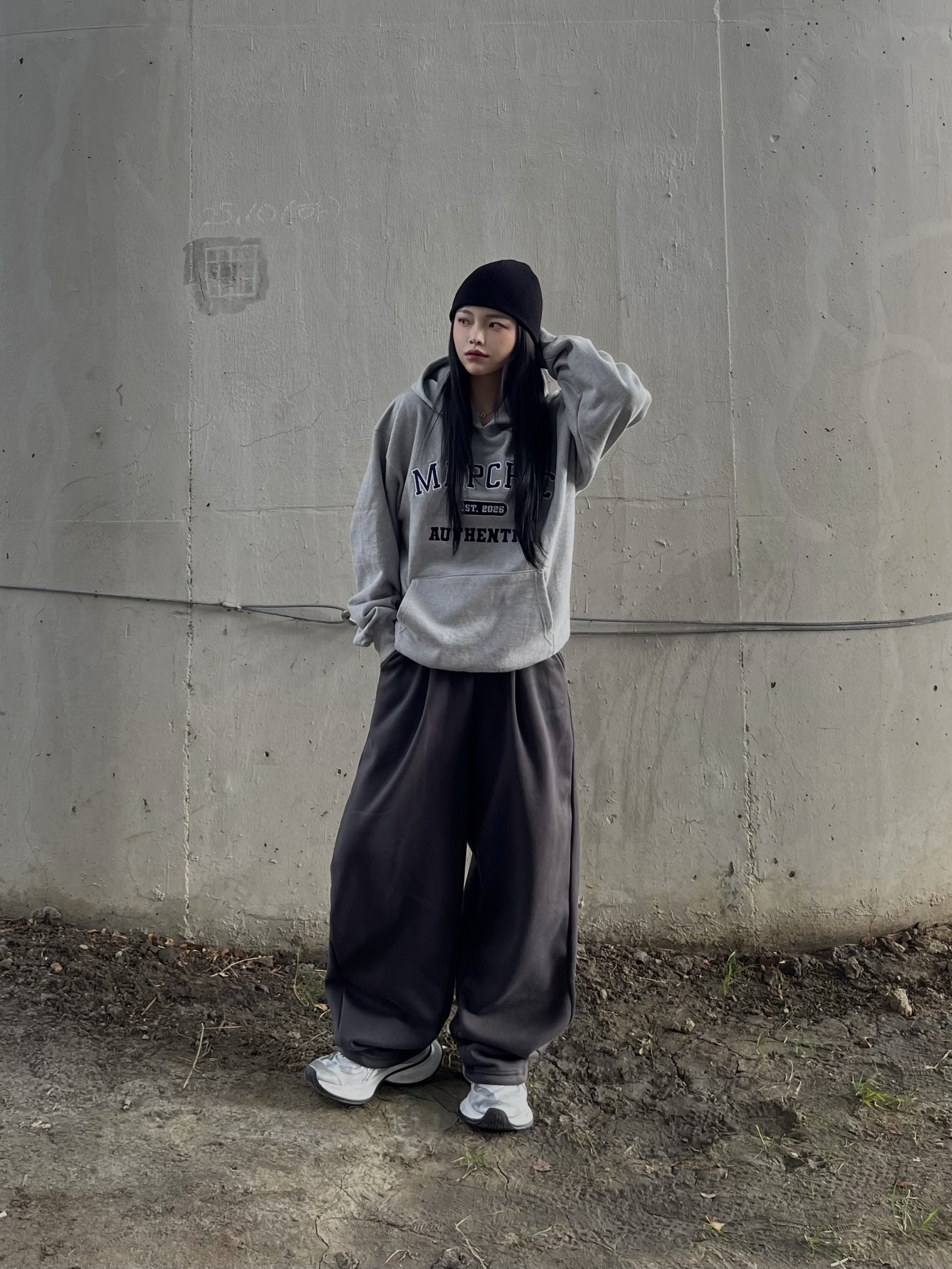 Balenciaga Circuit Sneaker White Silver 착용 스타일 - 3