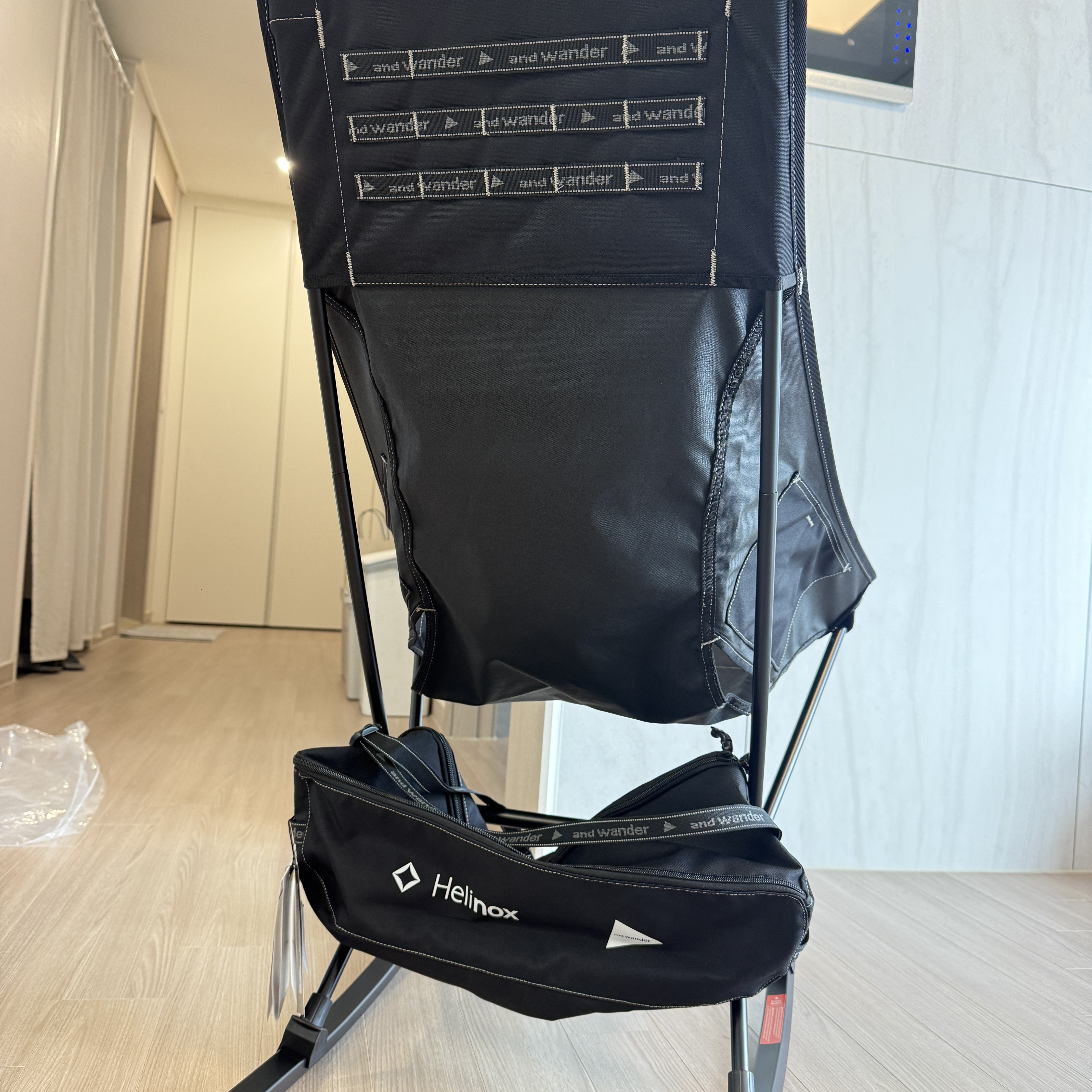 Helinox x And Wander Folding Chair Two Black 착용 스타일 - 2