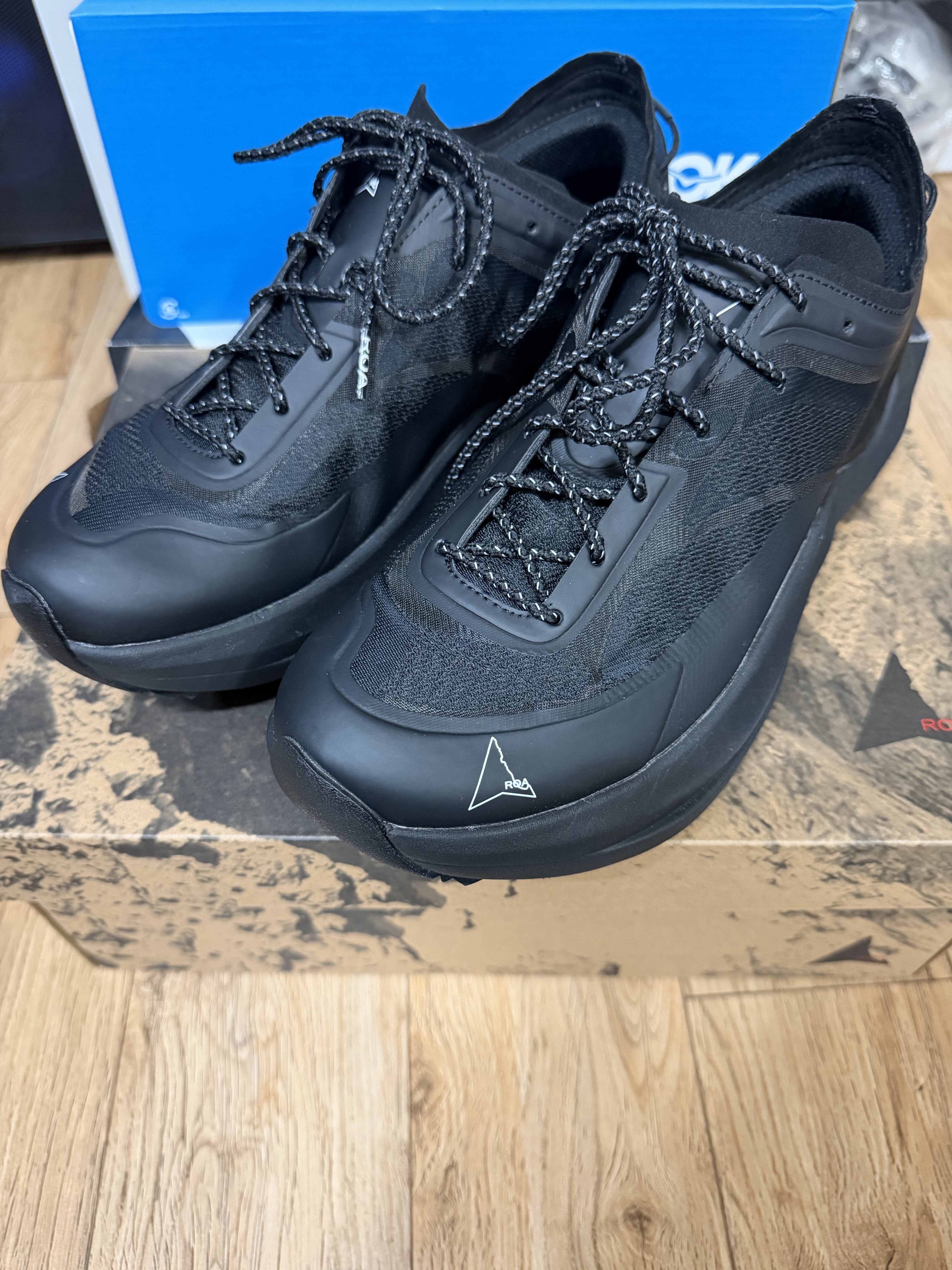 Roa Hiking Sella Black, Hoka Mafate Speed 4 Lite Black Outer Orbit 착용 스타일 - 1