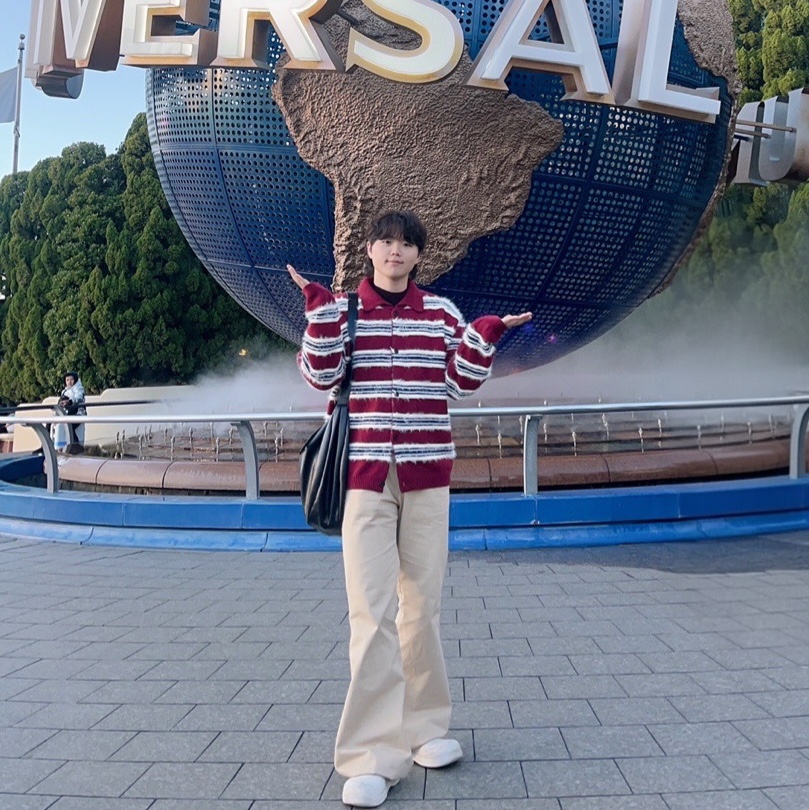 STU Fluffy Stripe Cardigan Burgundy 착용 스타일 - 1