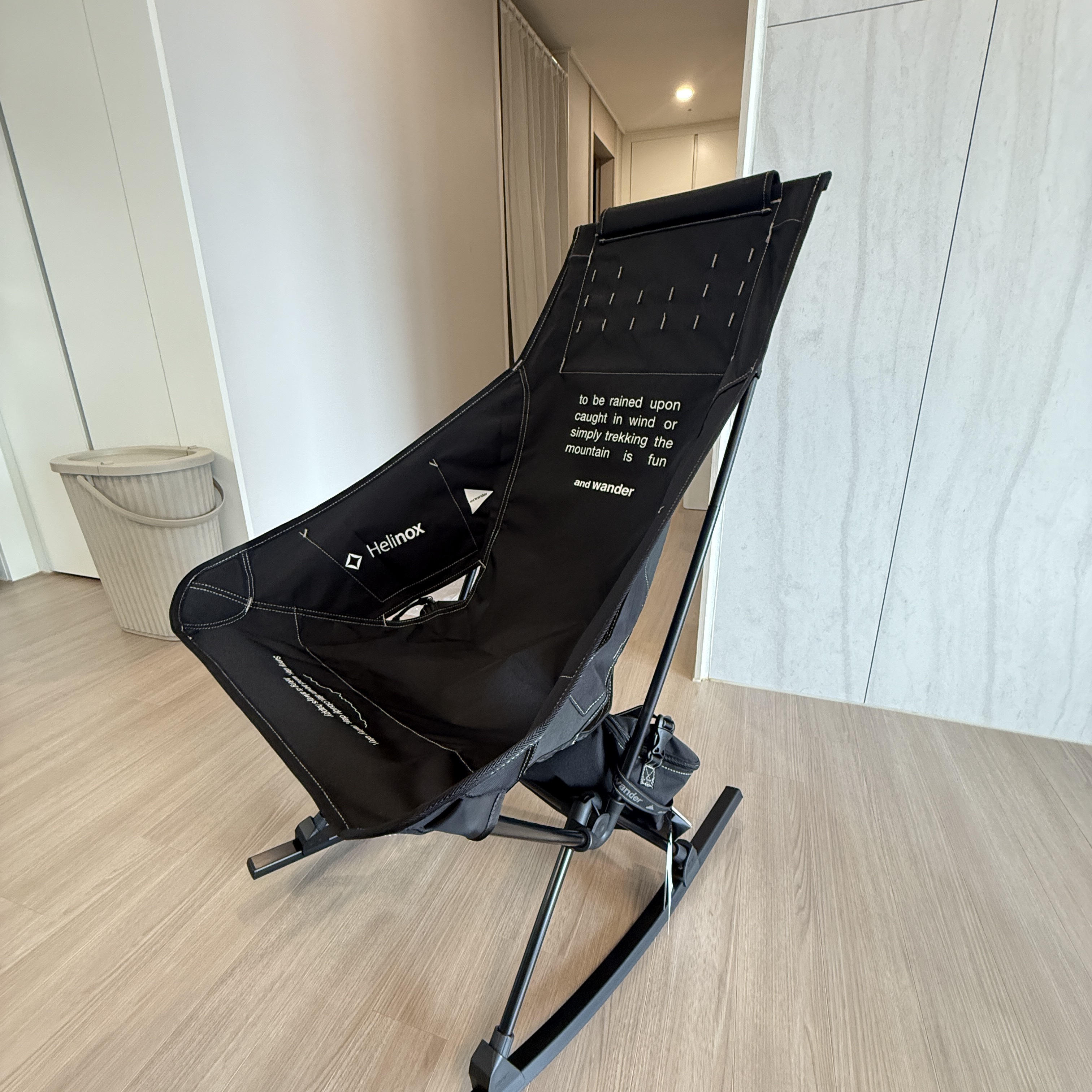 Helinox x And Wander Folding Chair Two Black 착용 스타일 - 3