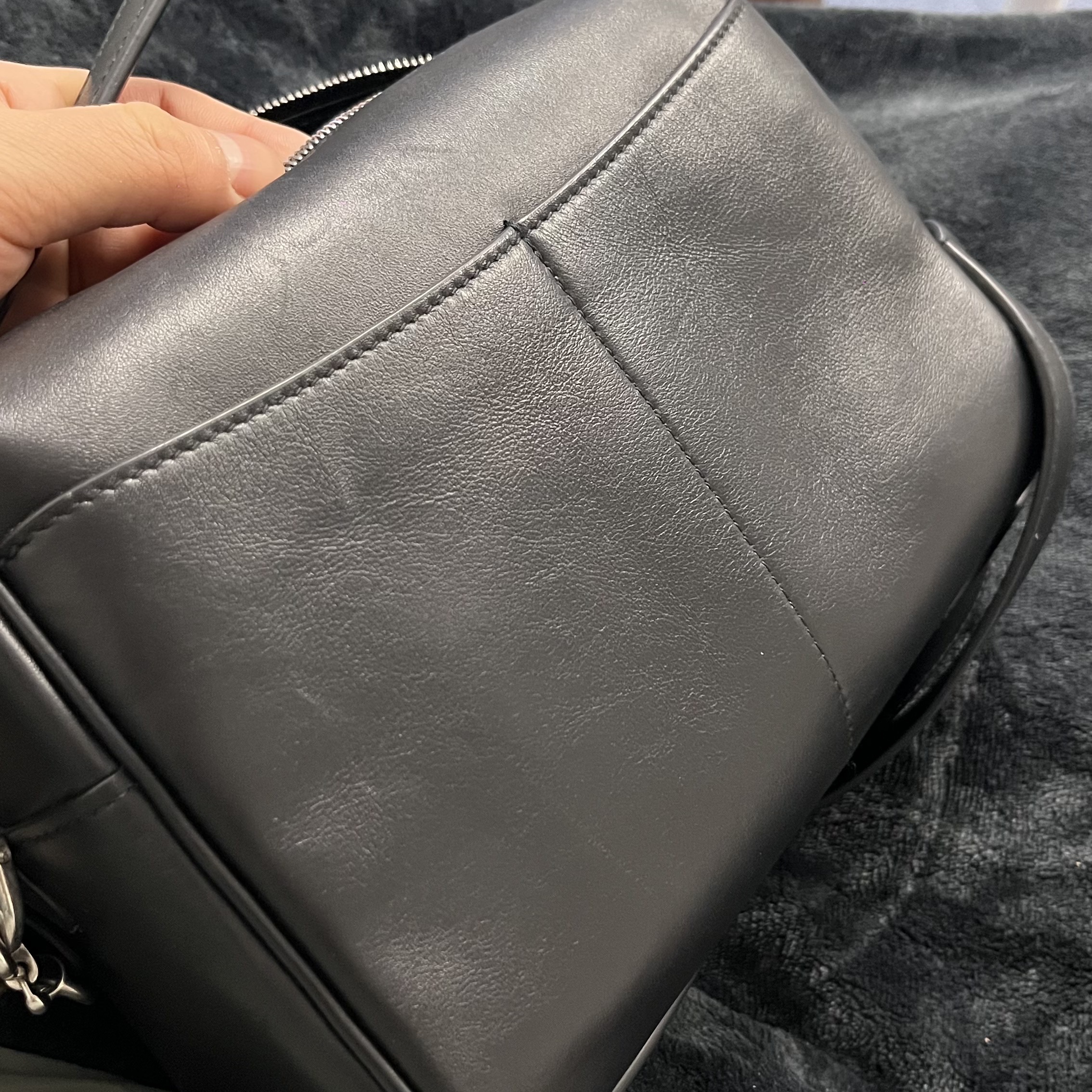 Balenciaga Rodeo Camera Bag Black 착용 스타일 - 6