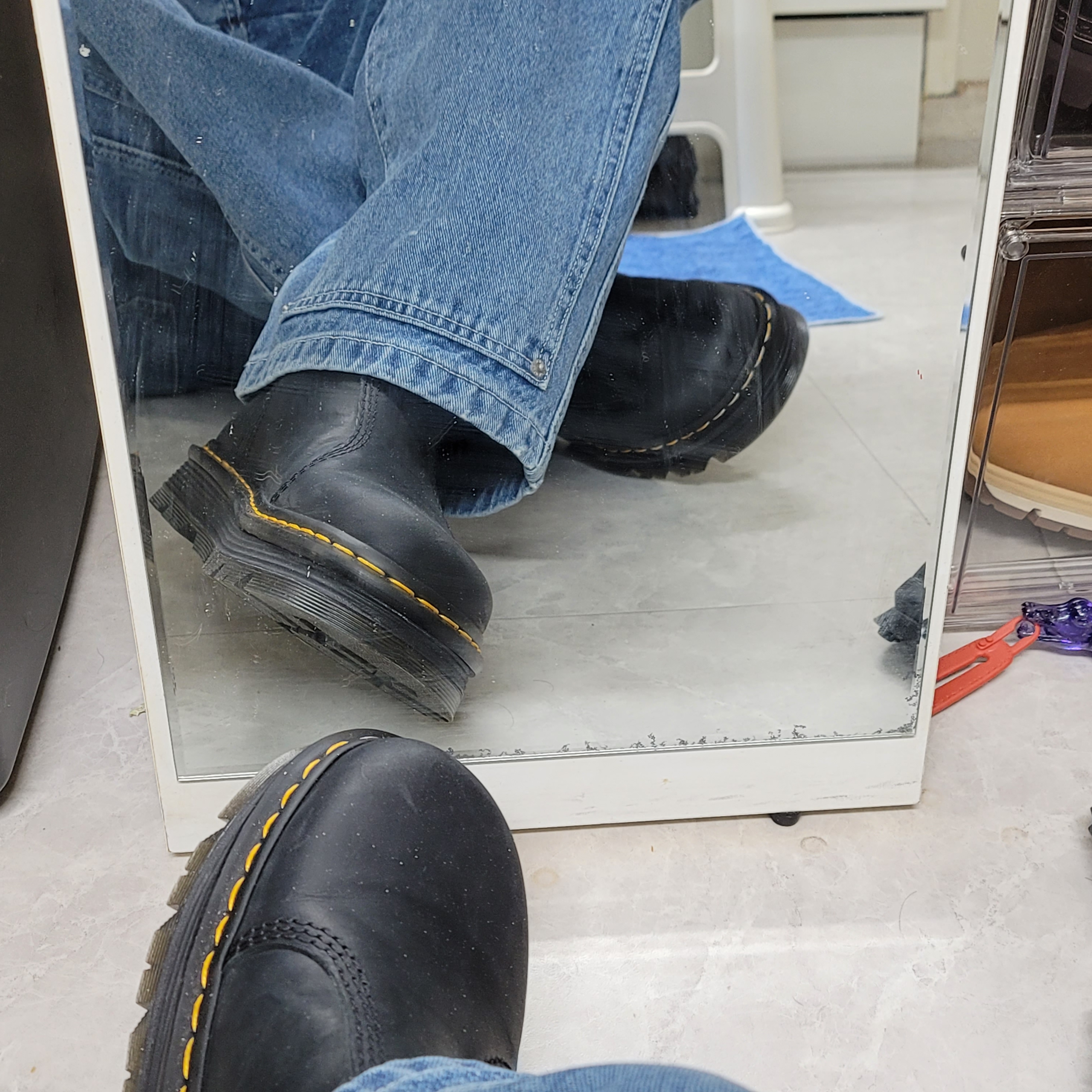 Dr. Martens Zebzag Rigger Leather Boots Black 착용 스타일 - 2