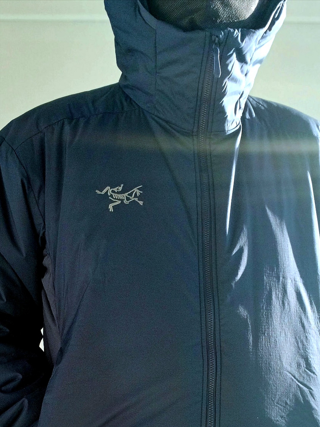Arc'teryx Atom SV Hoody Black Sapphire 착용 스타일 - 2