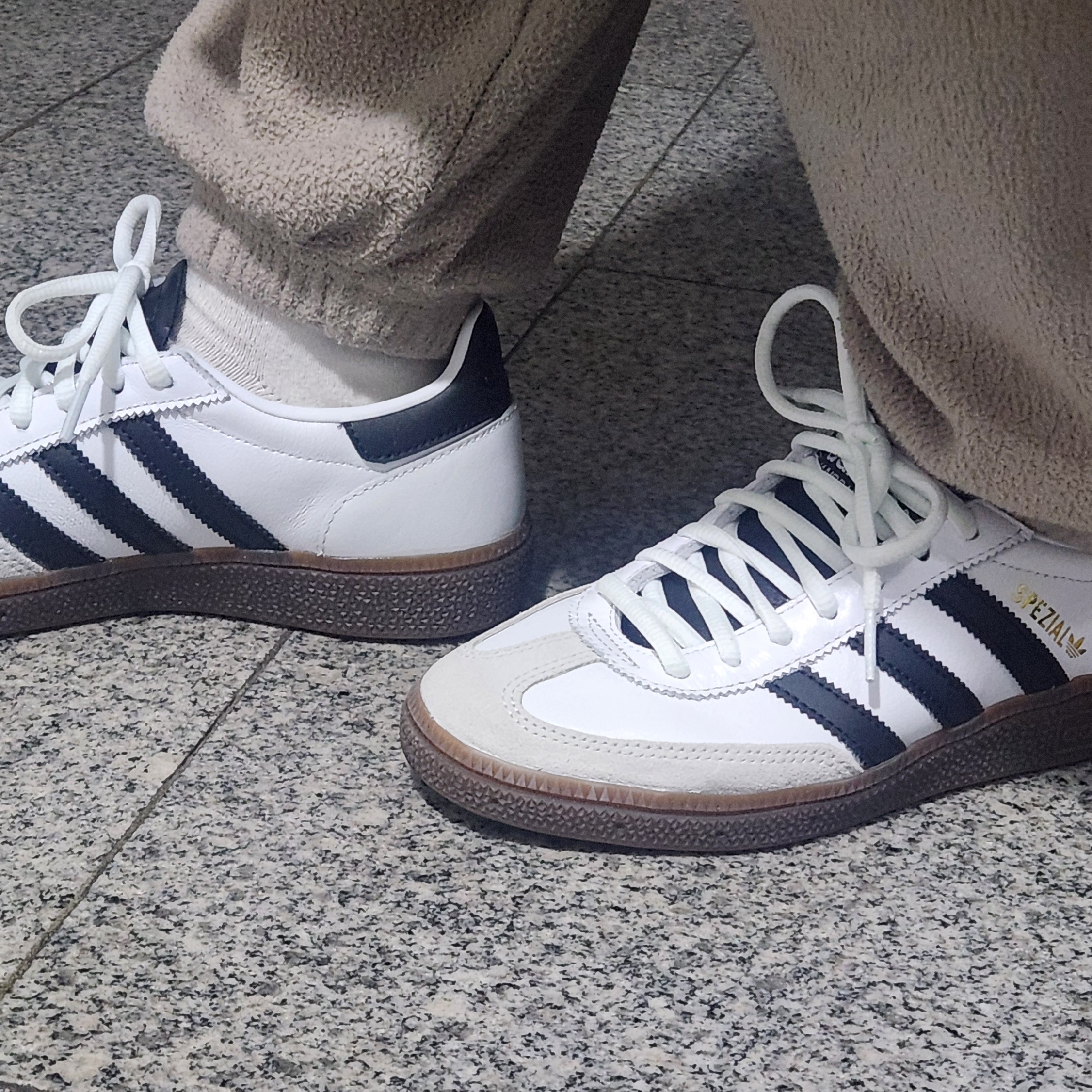 Adidas Spezial Handball White Core Black 착용 스타일 - 3