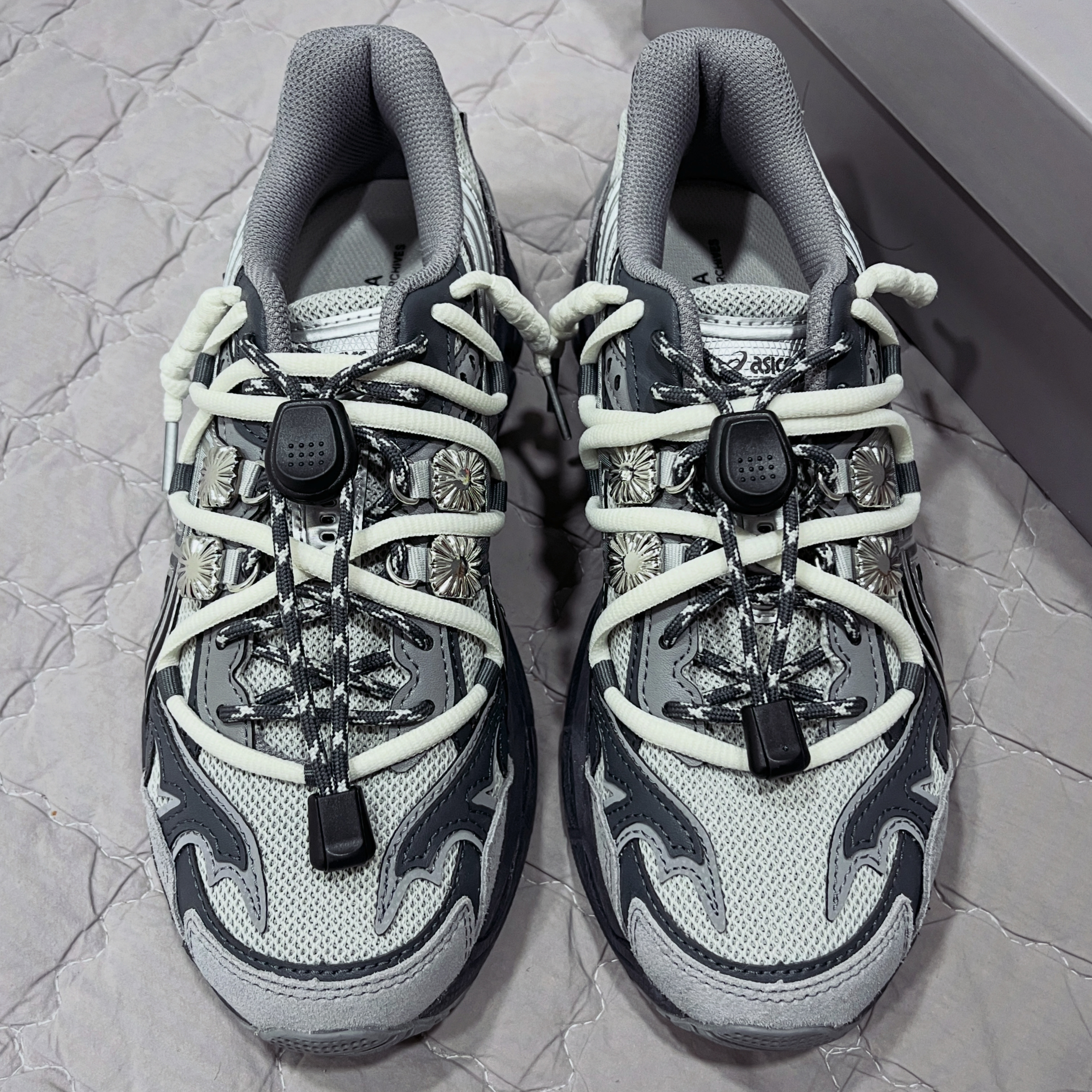 Asics x Toga Gel-Cumulus 16 TG Grey Black Pure Silver 착용 스타일