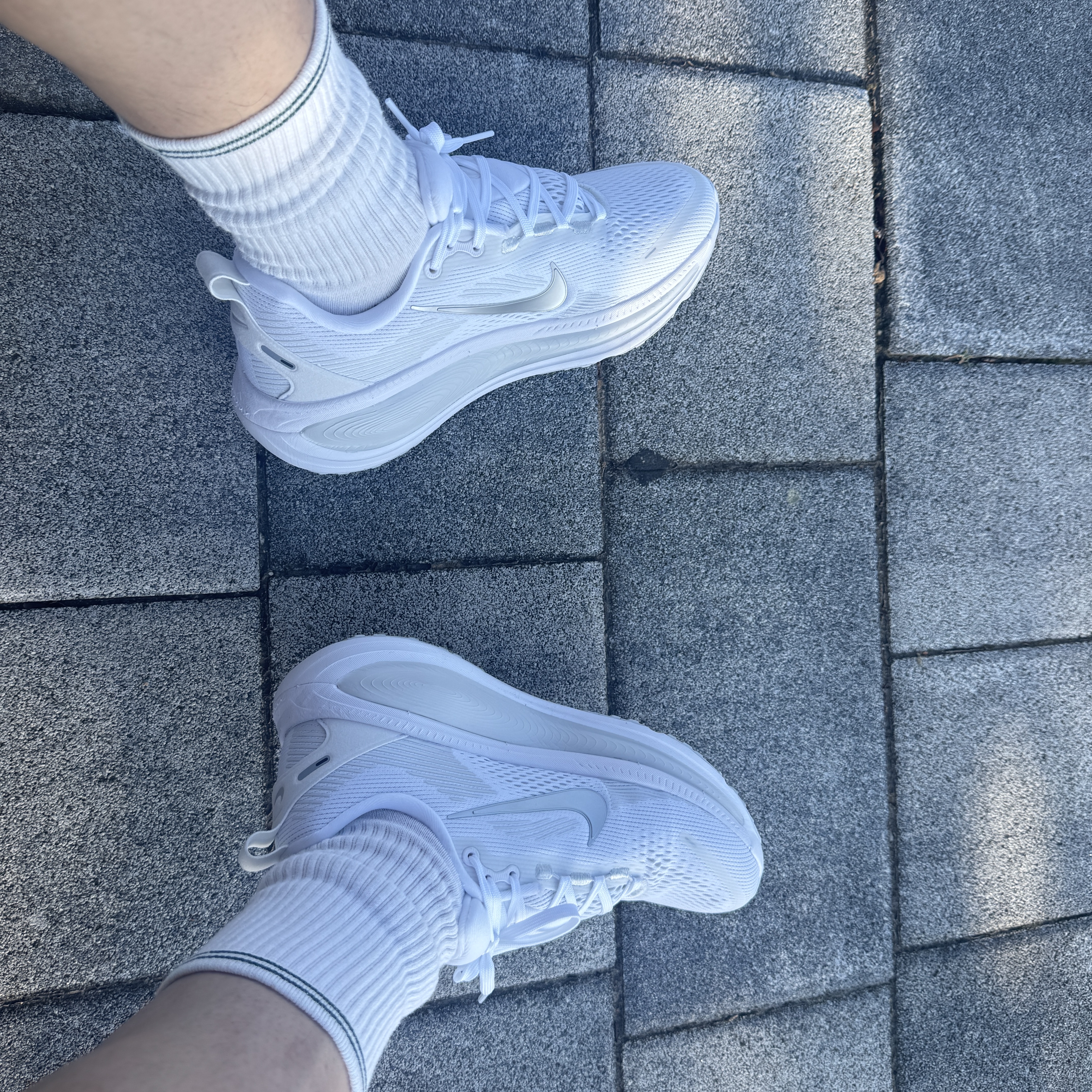 (W) Nike Vomero 18 White Photon Dust 착용 스타일