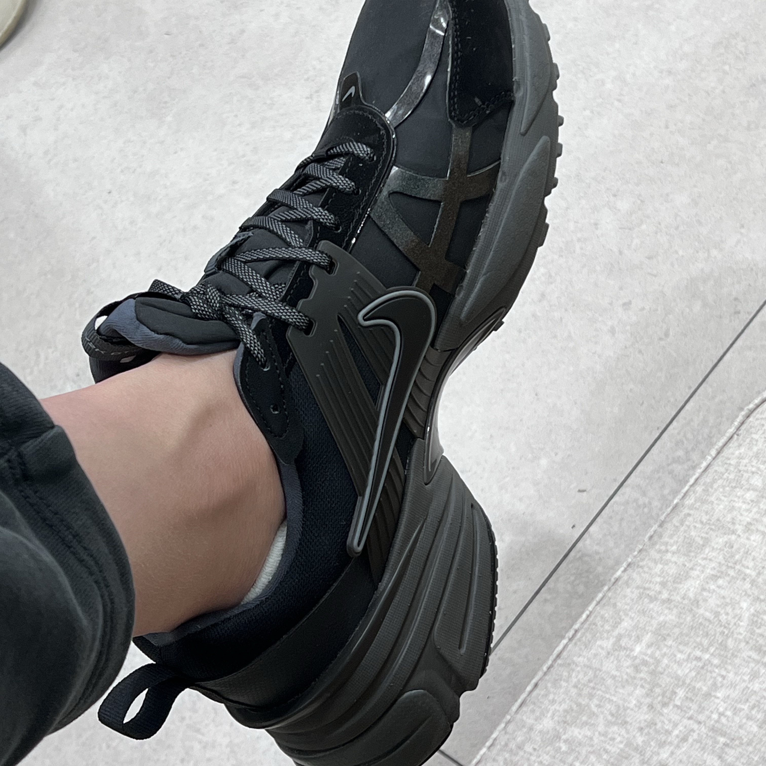 (W) Nike V2K Run Gore-Tex Black Iron Grey 착용 스타일