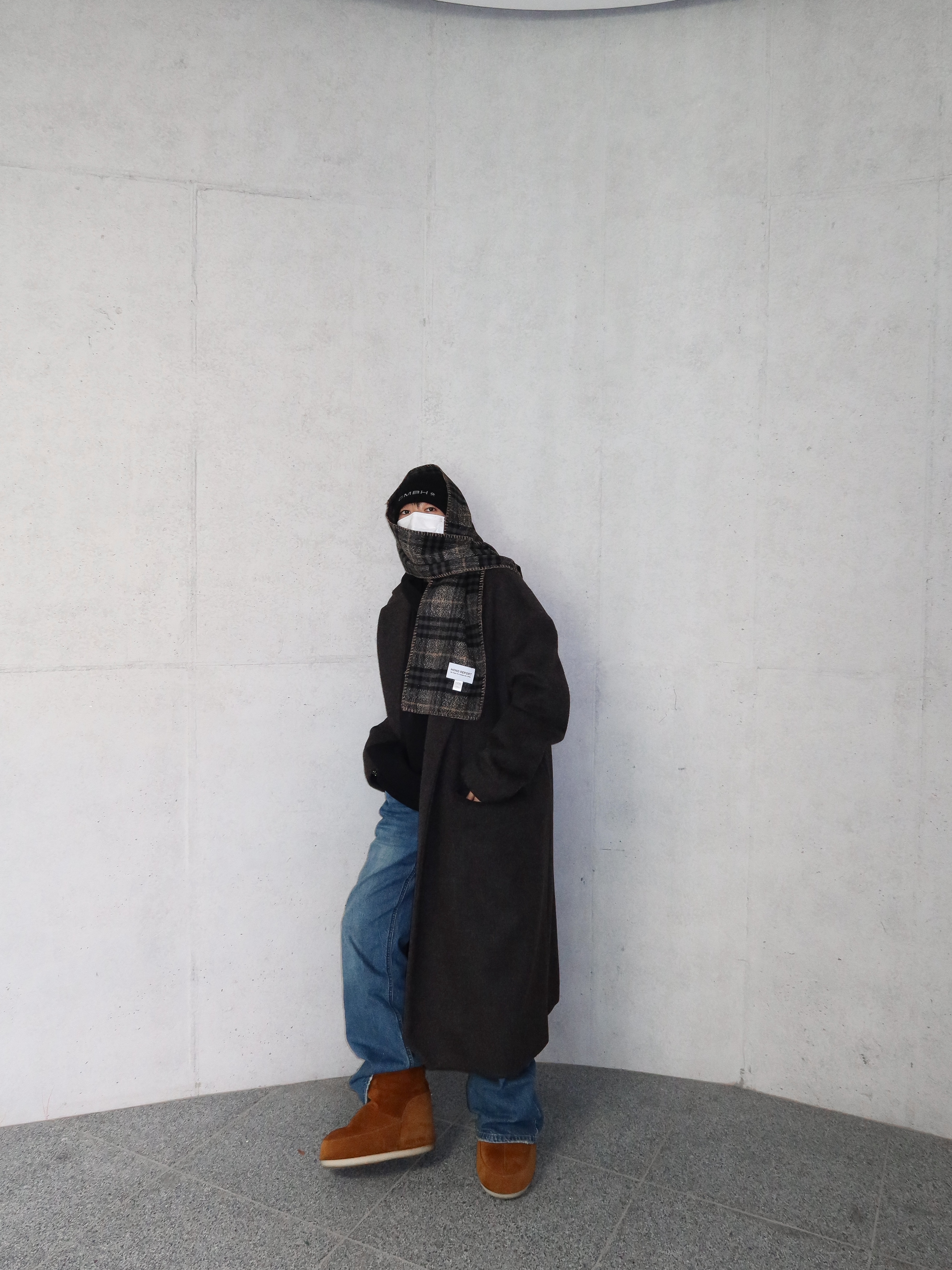 Hono Report Blanket Muffler Gray Check, Hono Report Bell Bottom Denim Pants Blue 착용 스타일 - 1