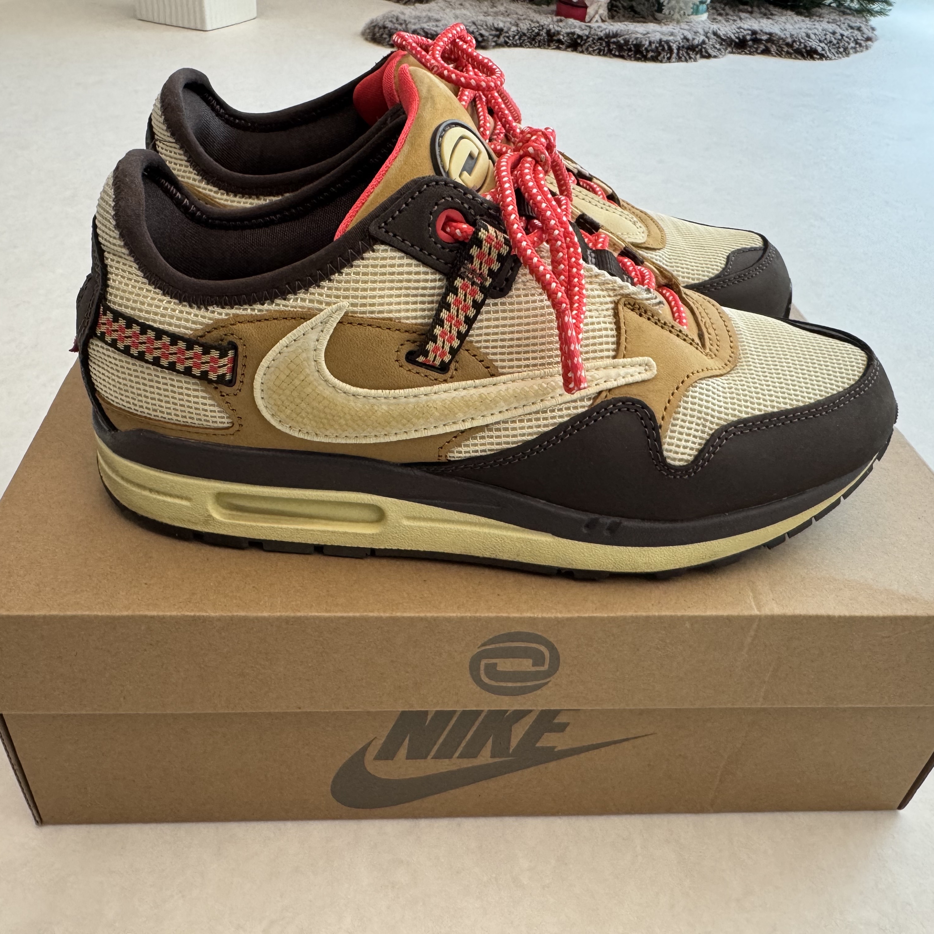 Nike x Travis Scott Air Max 1 Cact.us Brown 착용 스타일 - 3