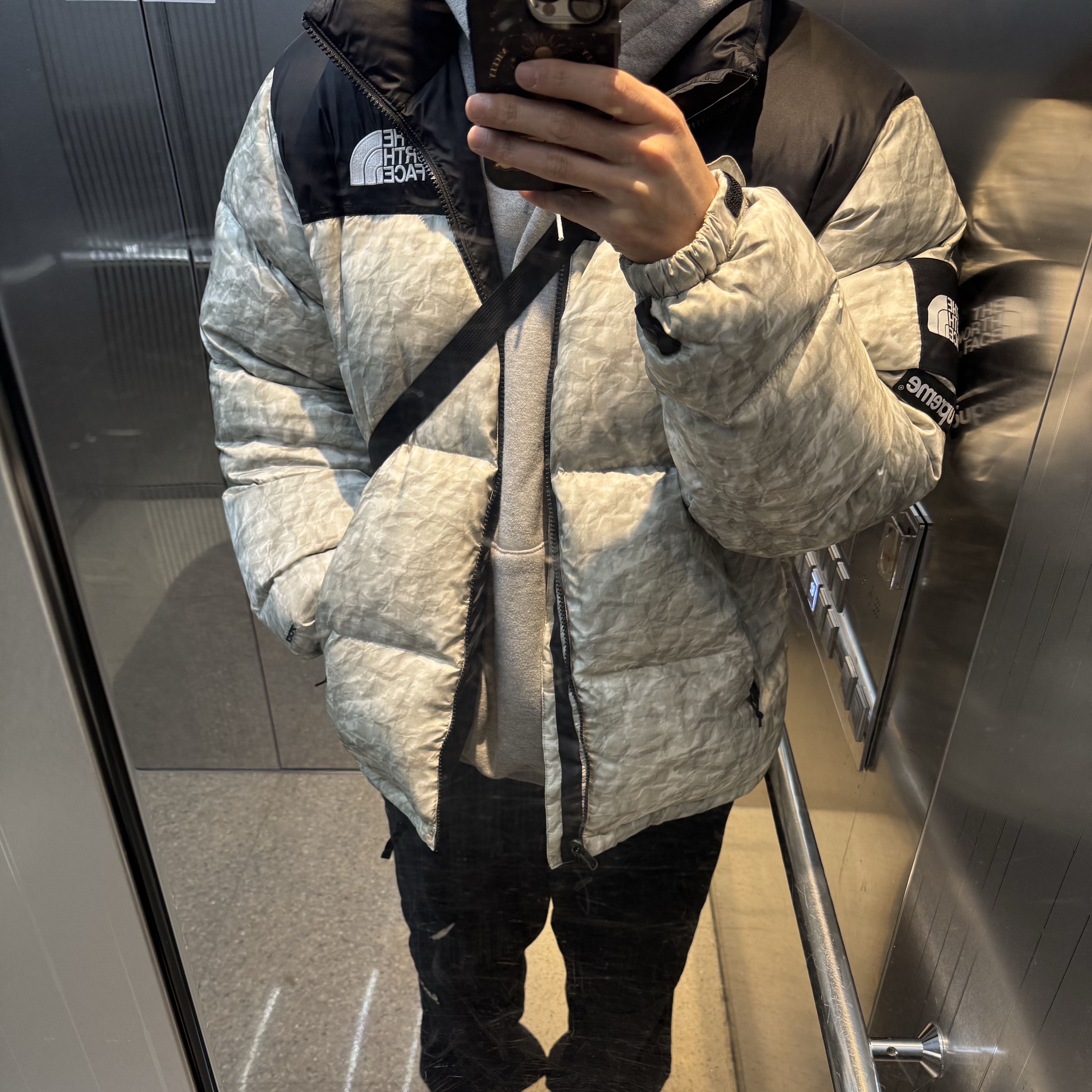 Supreme x The North Face Paper Print Nuptse Jacket - 19FW 착용 스타일