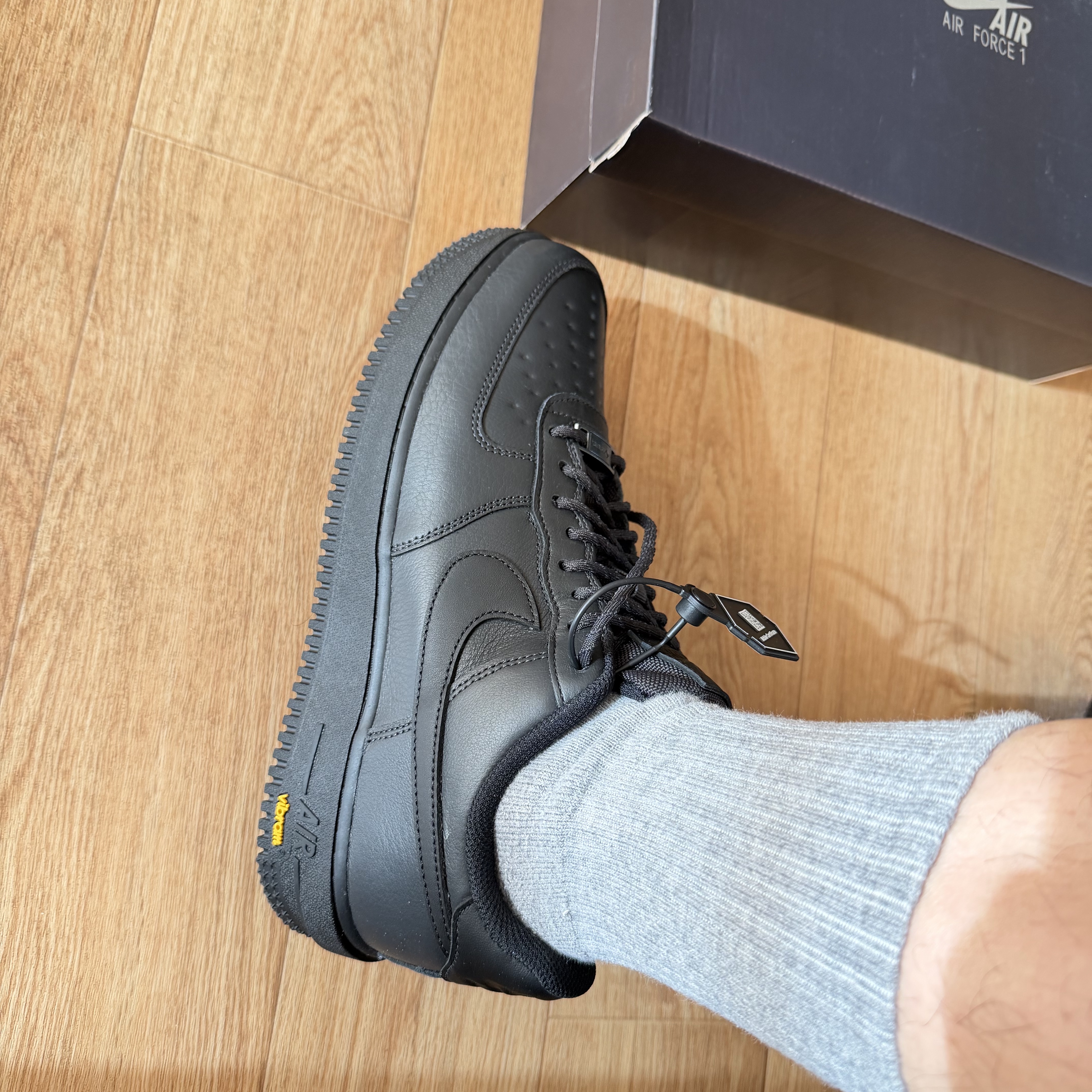 Nike Air Force 1 Low Gore-Tex Vibram Off Noir and Black 착용 스타일 - 4