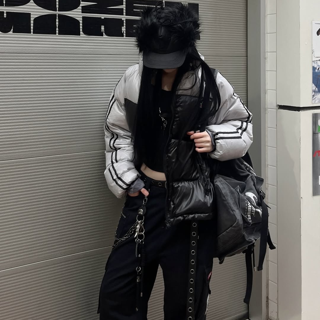 SPORT CHAMBER x Coca-Cola Cargo Pants Black, SPORT CHAMBER SC Track DuckDown Jacket Black 착용 스타일 - 4