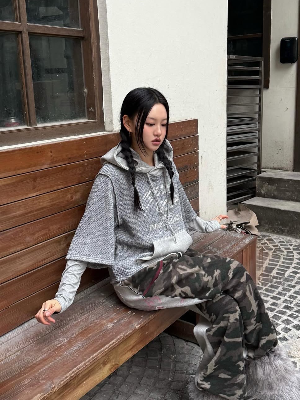 SOMSOC Atelier Knitted Hoodie Melange Grey 착용 스타일 - 2