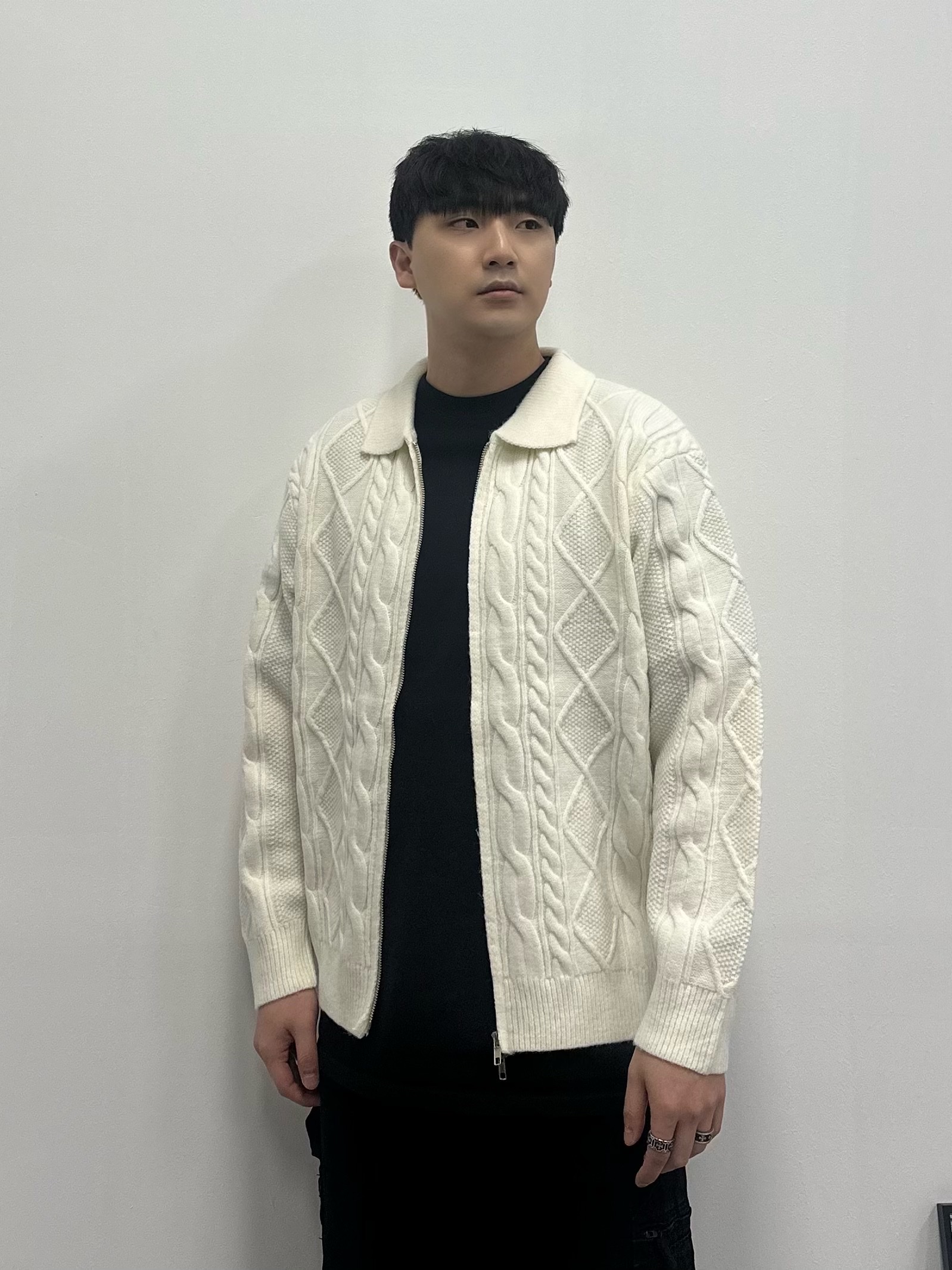 Balenciaga Cargo Sneakers White Grey 착용 스타일 - 2