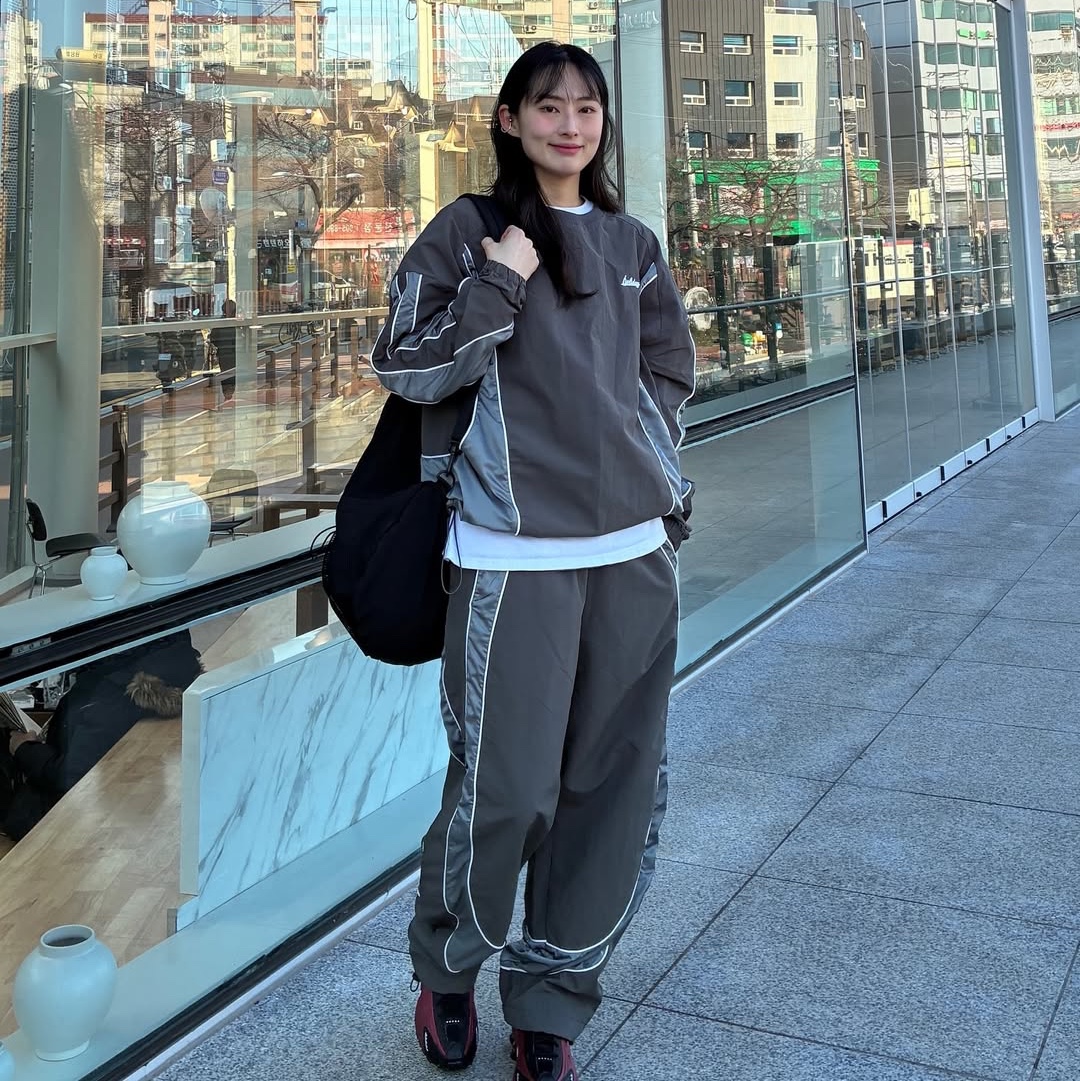 Express Holiday Essential Nylon Pullover Beige, Express Holiday Essential Nylon Pullover Charcoal 착용 스타일 - 1