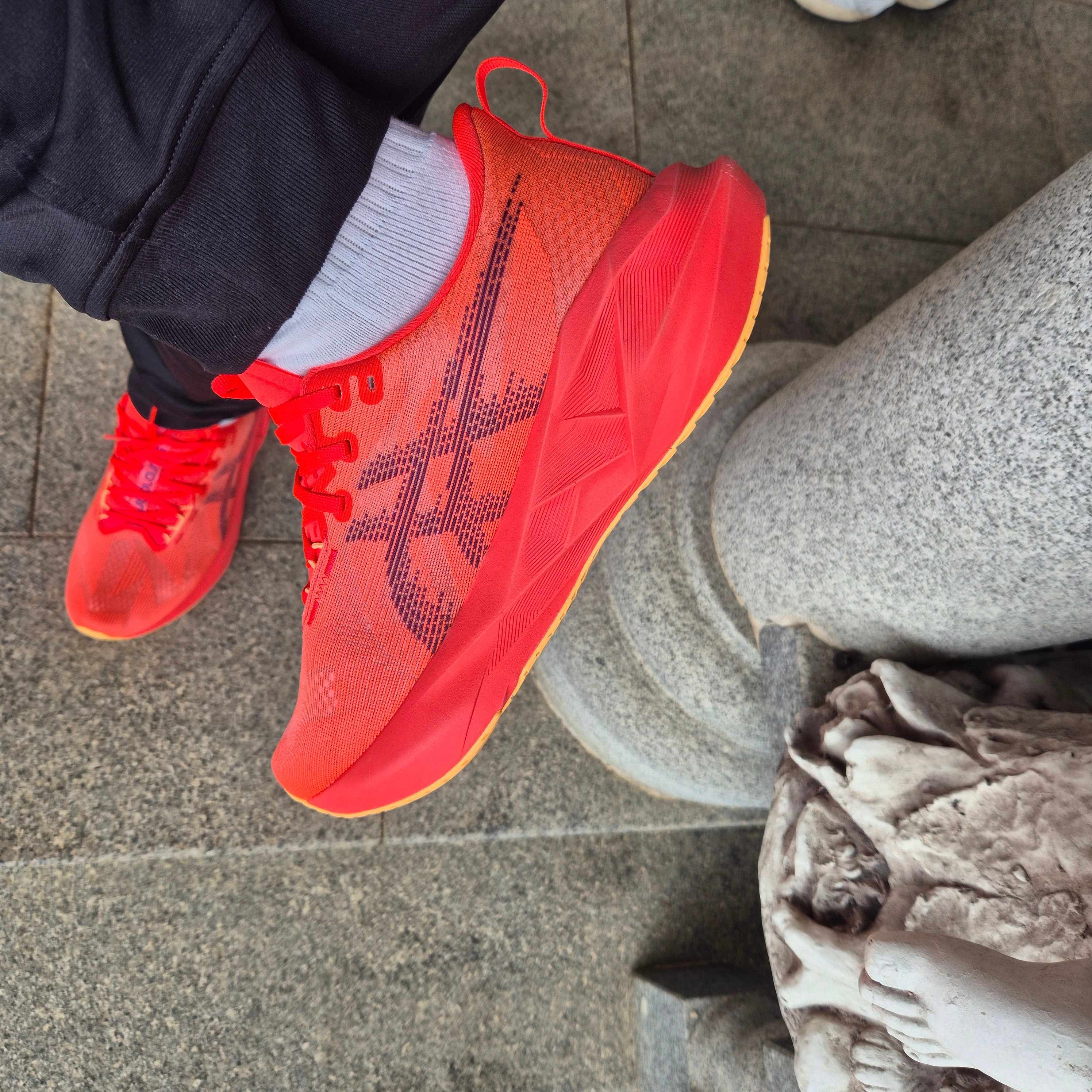 Asics Novablast 5 Flash Red Edo Purple 착용 스타일