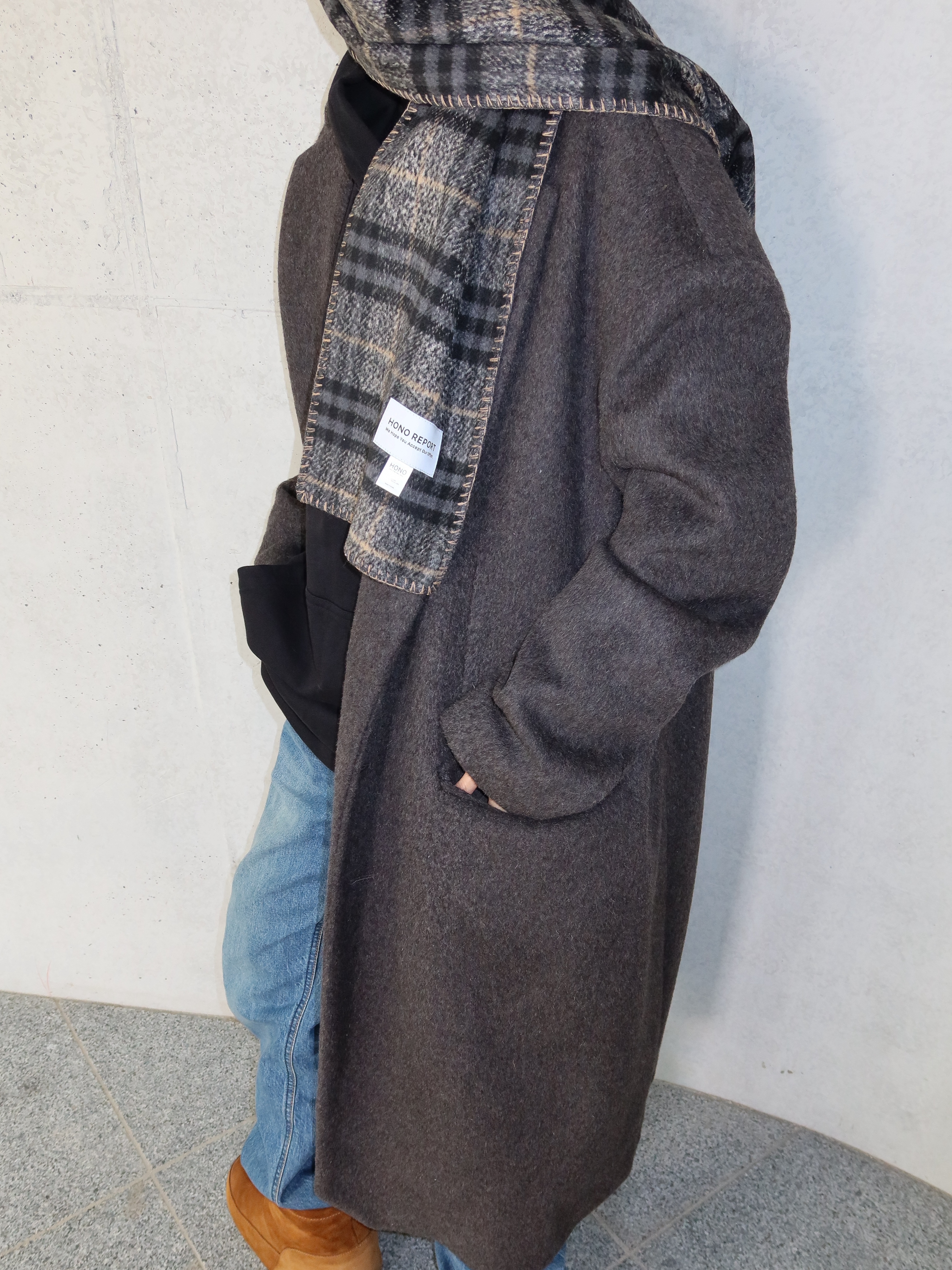 Hono Report Blanket Muffler Gray Check, Hono Report Bell Bottom Denim Pants Blue 착용 스타일 - 2