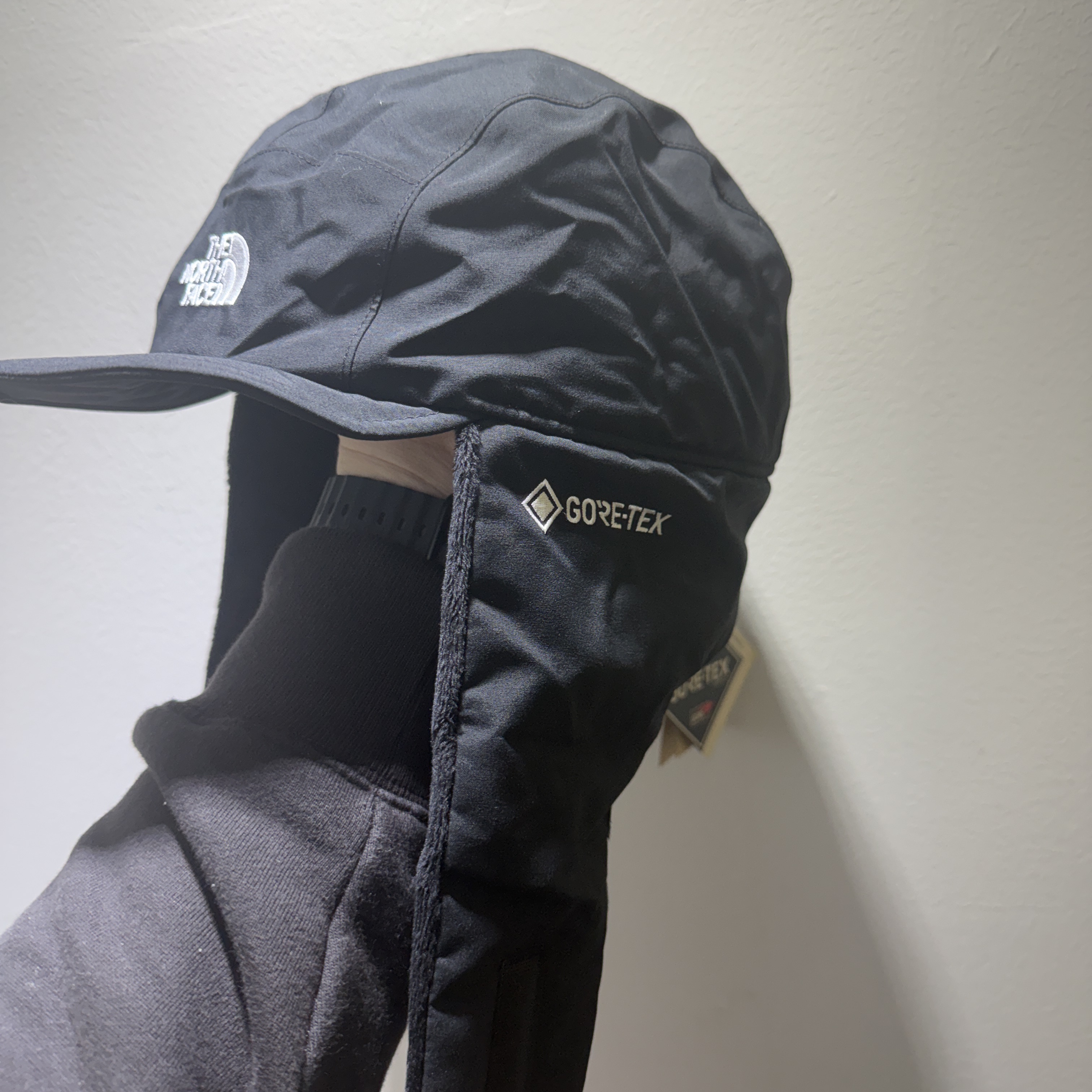 The North Face Gore-Tex Earmuff Cap Black 착용 스타일 - 2