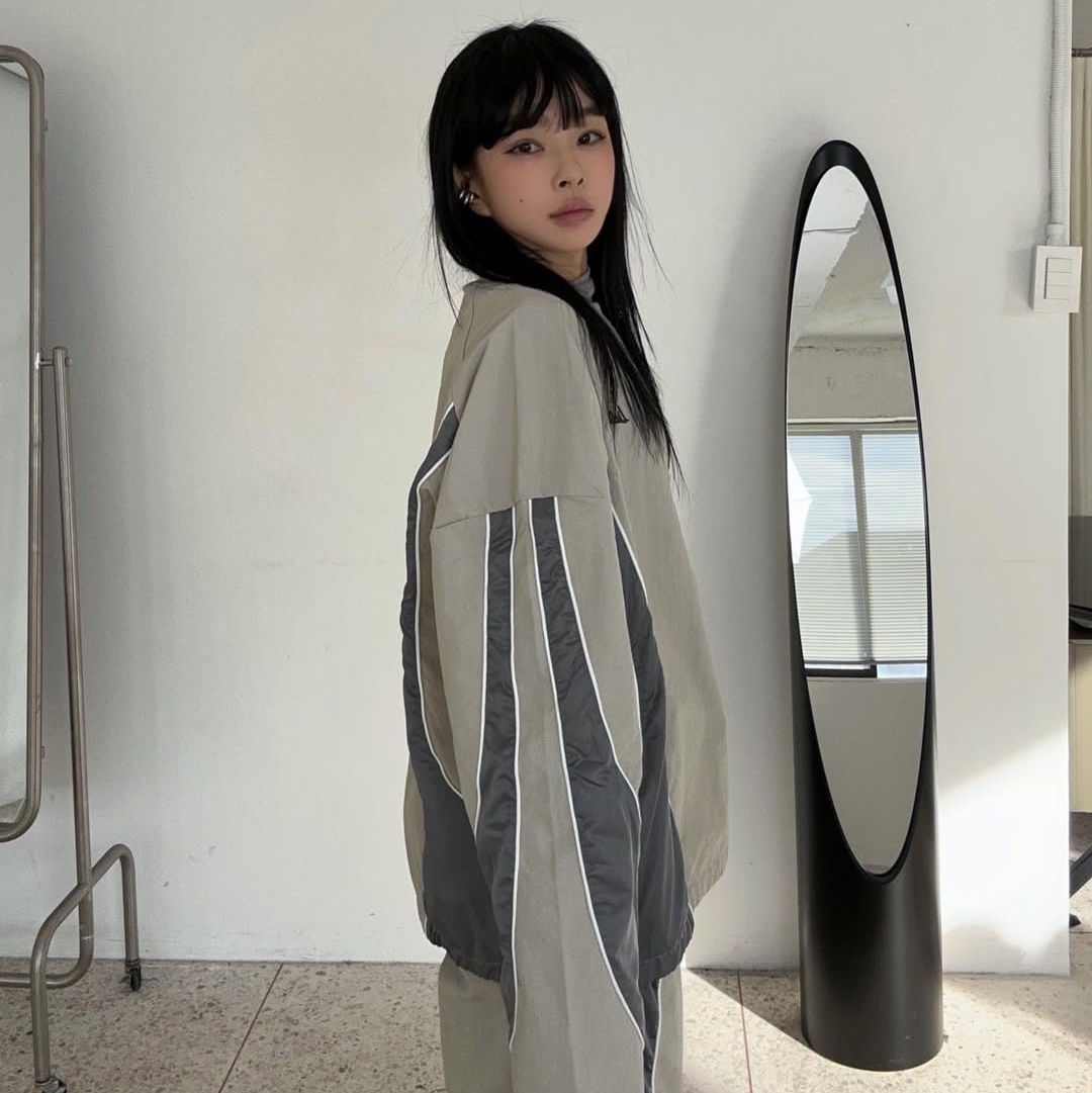 Express Holiday Essential Nylon Pullover Beige, Express Holiday Essential Nylon Pullover Charcoal 착용 스타일 - 2