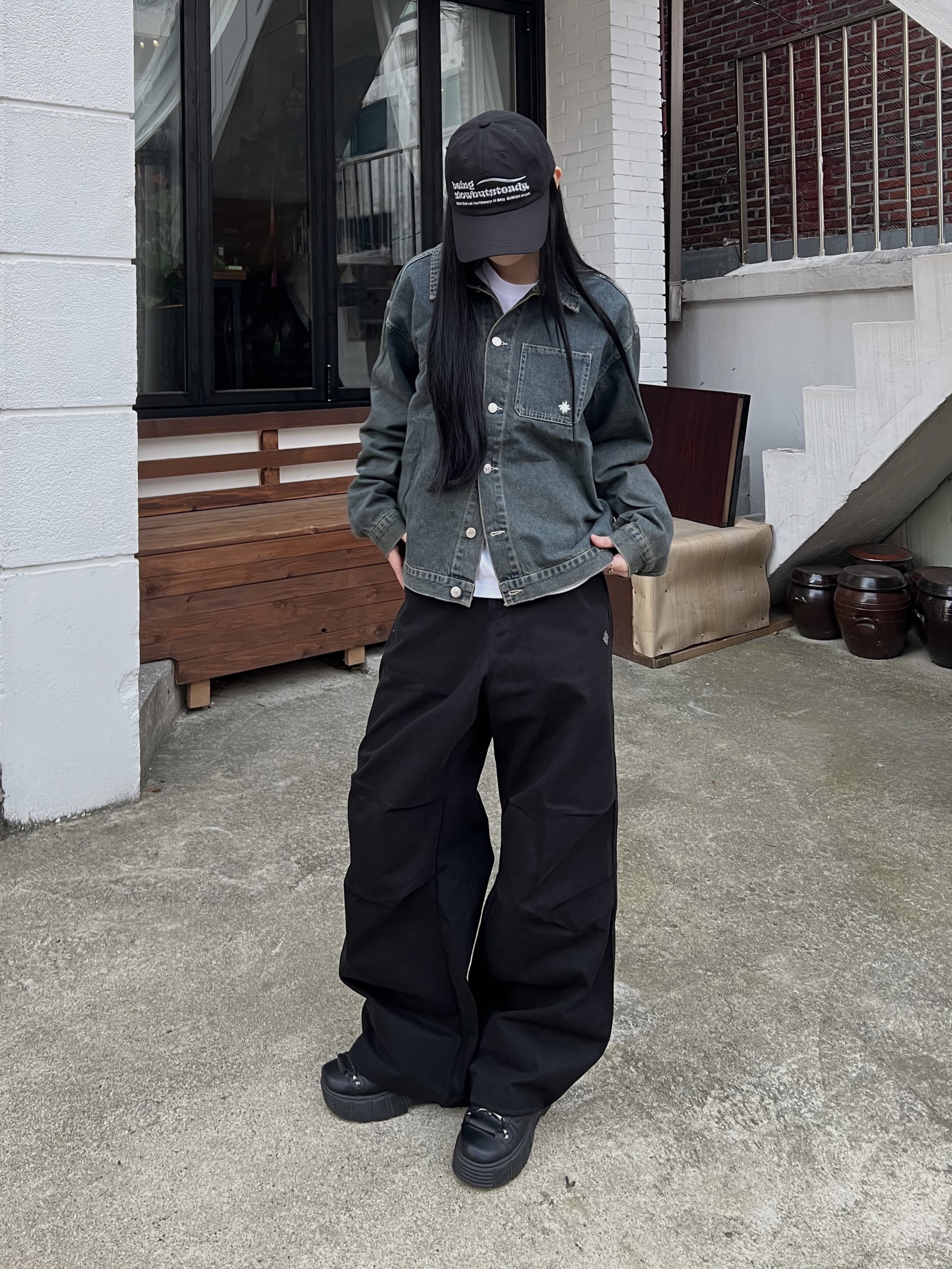 SLOW RECORD HOUSE Vintage Denim Trucker Jacket Blue, SLOW RECORD HOUSE Double Pintuck Cotton Pants Black 착용 스타일 - 1