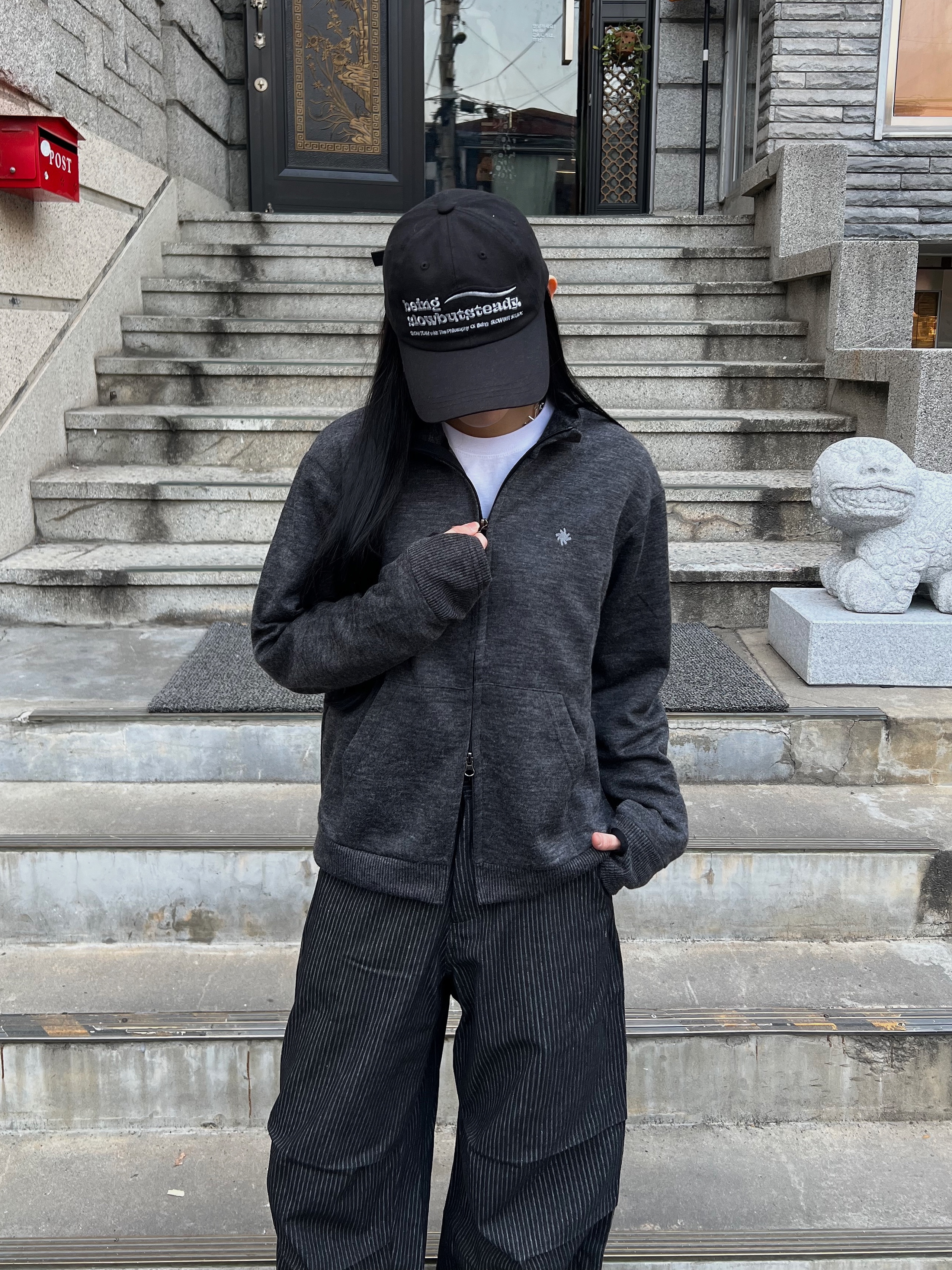SLOW RECORD HOUSE Track Zip-Up Cardigan Charcoal, SLOW RECORD HOUSE Double Pintuck Stripe Denim Pants 착용 스타일 - 4