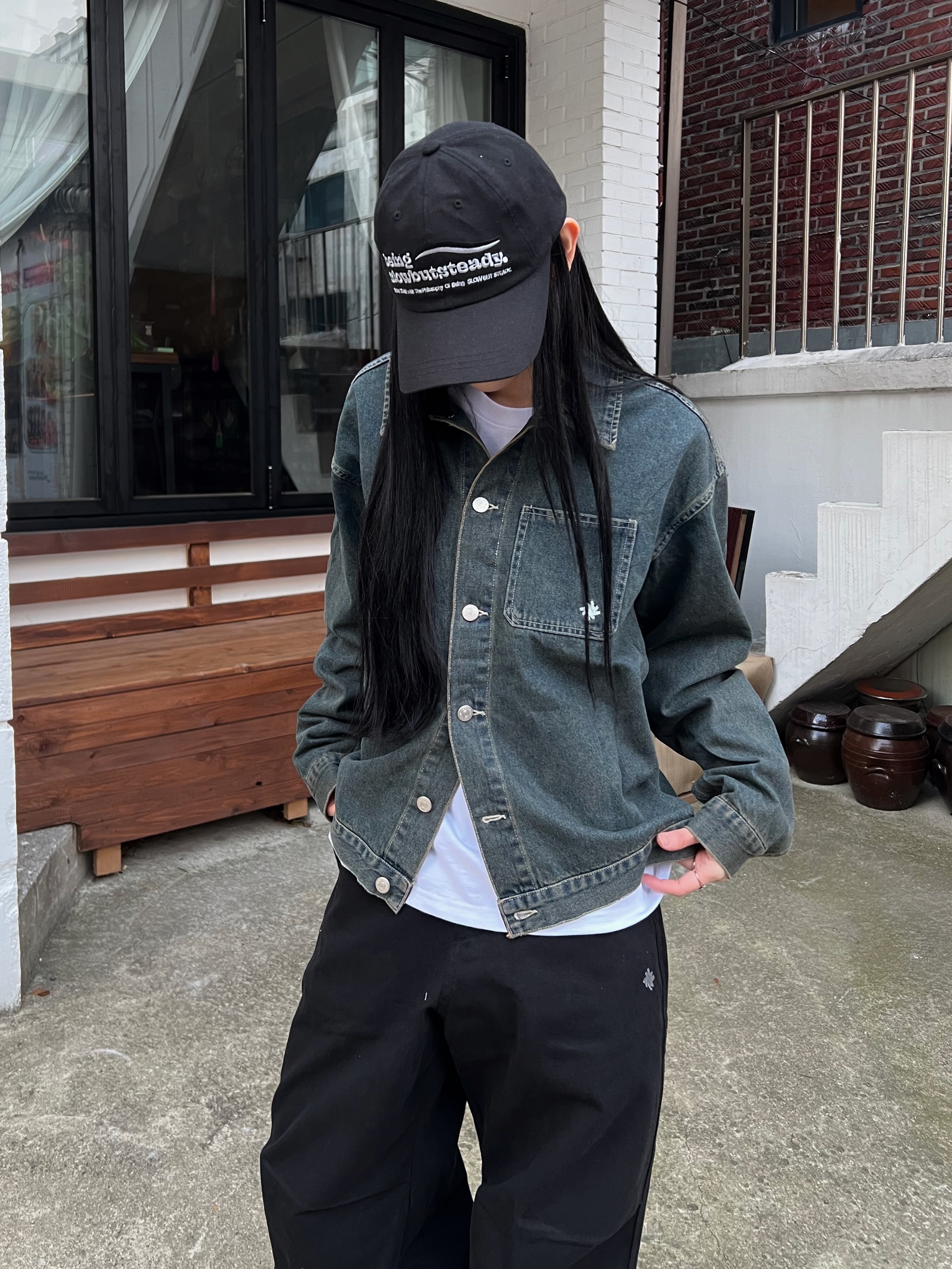 SLOW RECORD HOUSE Vintage Denim Trucker Jacket Blue, SLOW RECORD HOUSE Double Pintuck Cotton Pants Black 착용 스타일 - 3