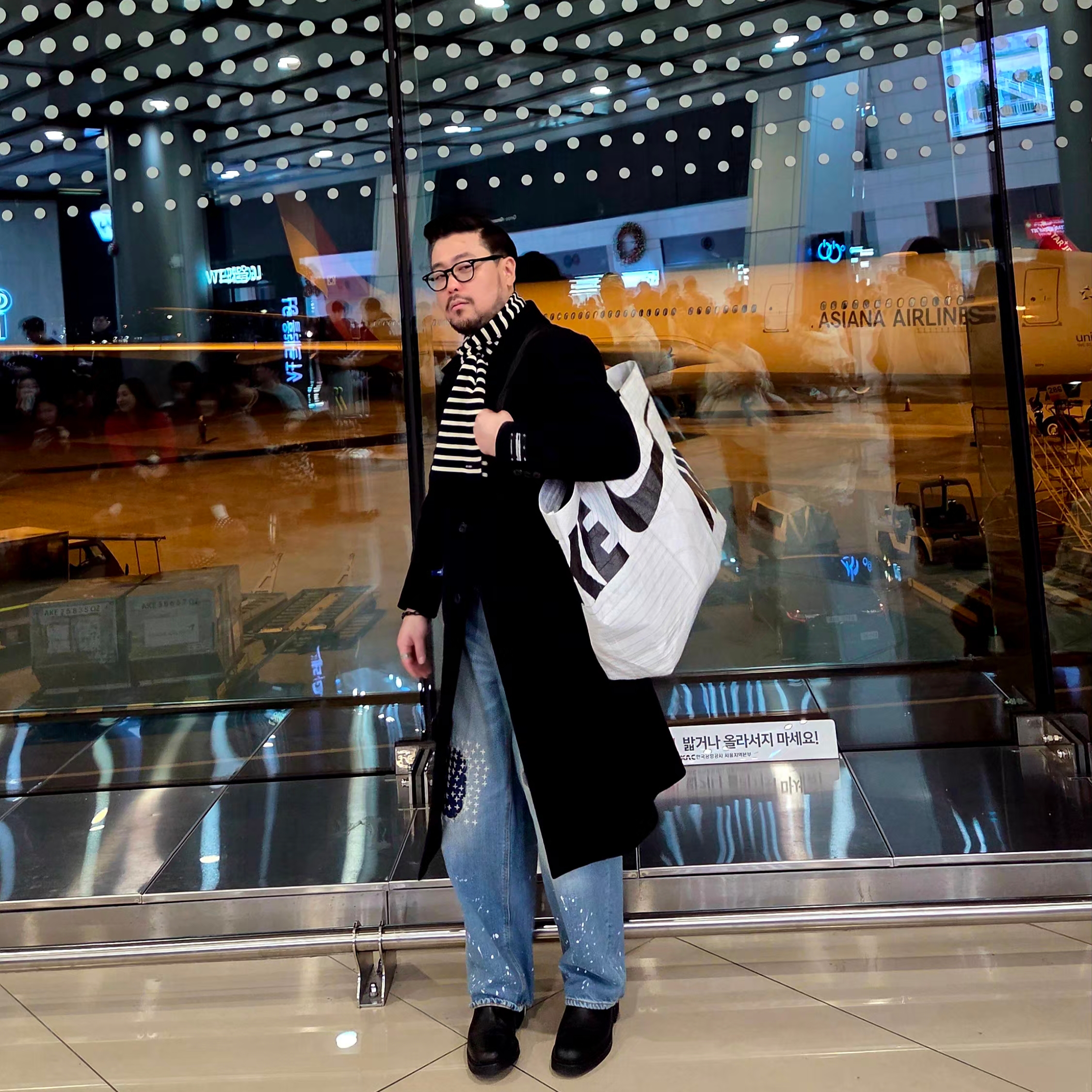 Zara x Ader Error Wool Blend Oversize Coat Black, Zara x Ader Error Patchwork Jeans Blue 착용 스타일 - 2