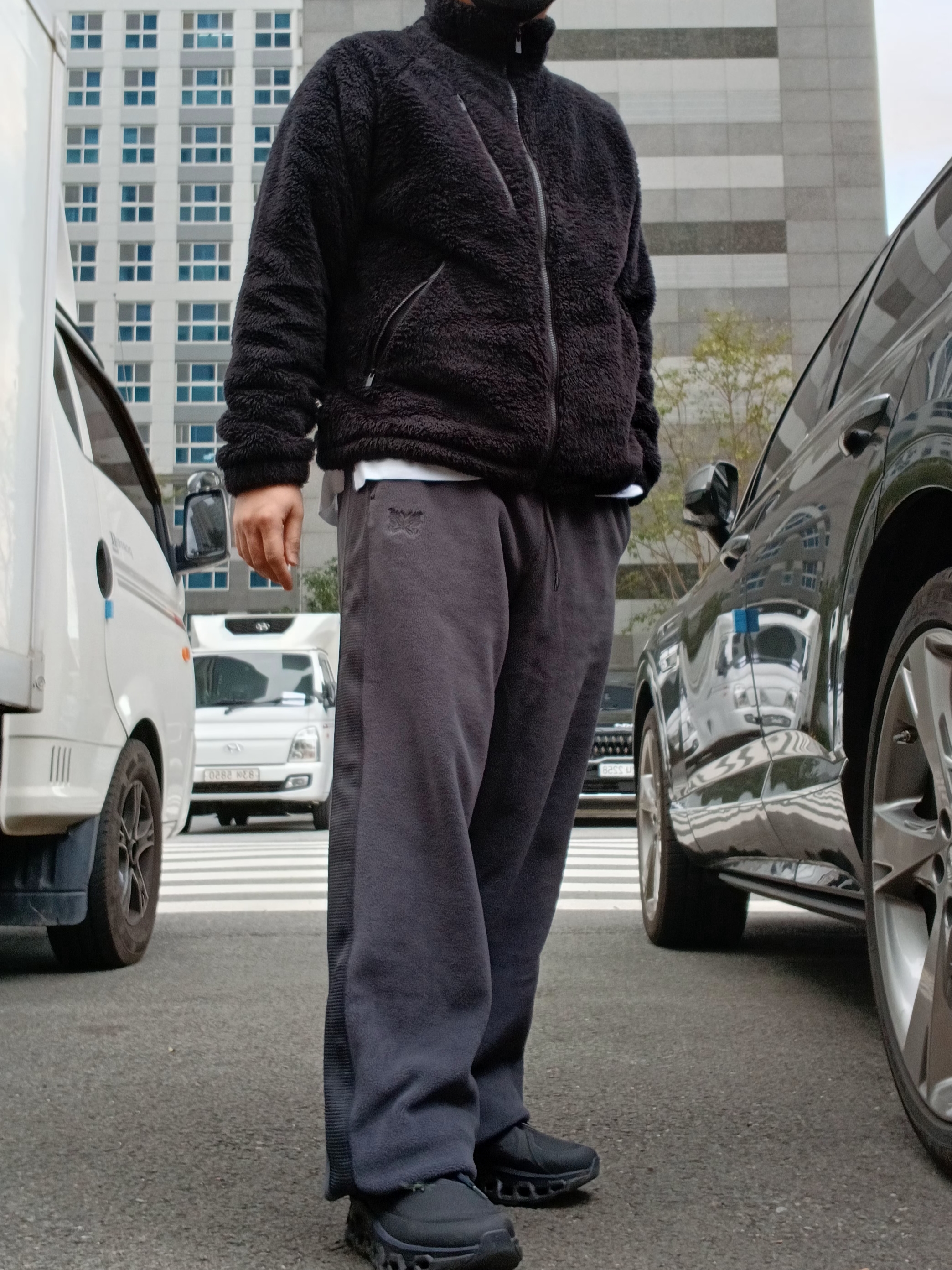 Uniqlo x Needles Fleece Wide Pants Dark Gray - KR, Uniqlo x Needles Fleece Jacket Black - KR 착용 스타일 - 7