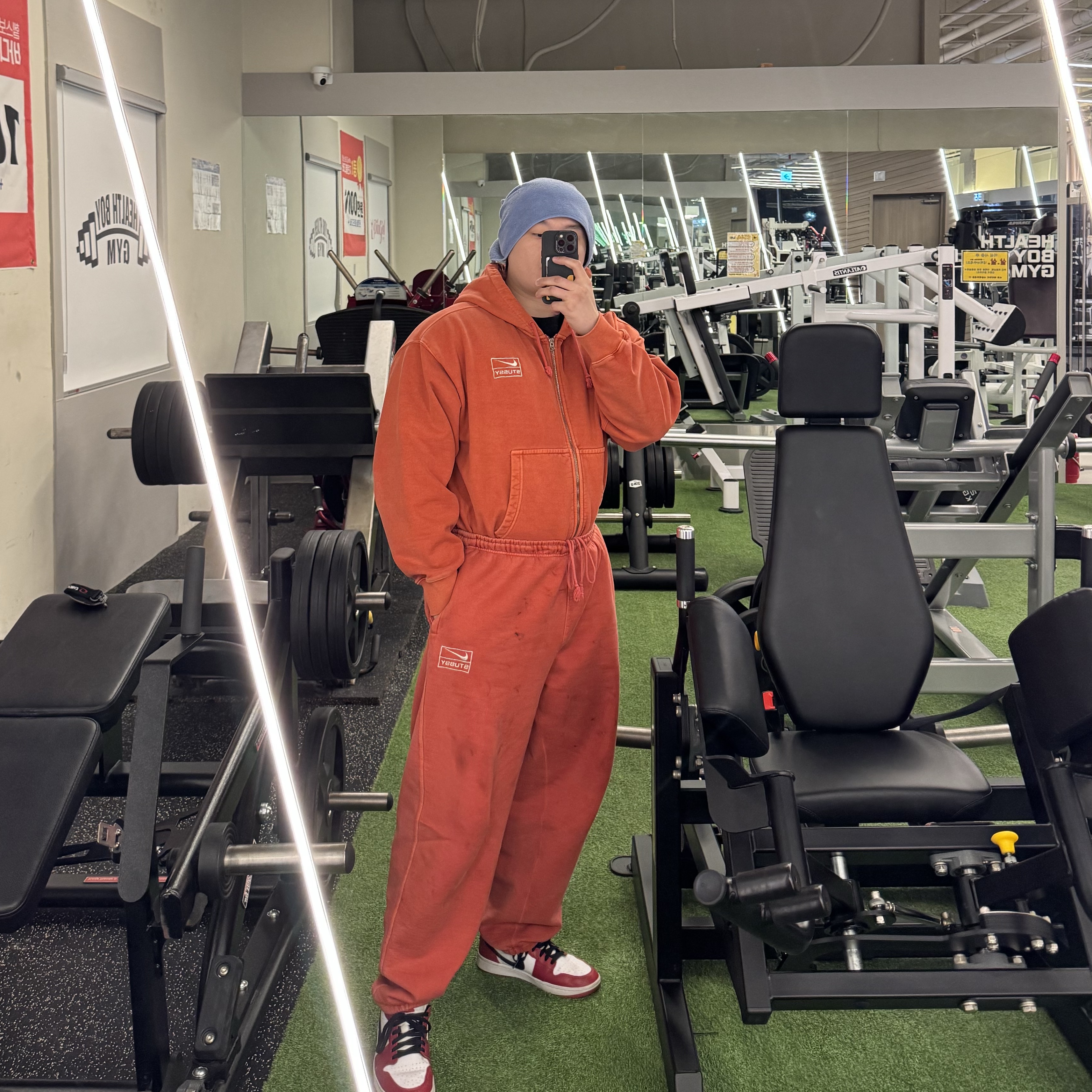 Nike x Stussy Pigment Dyed Fleece Pants Habanero Red (FJ9157-642), Nike x Stussy Full Zip Pigment Dyed Fleece Hoodie Habanero Red (FJ9161-642) 착용 스타일