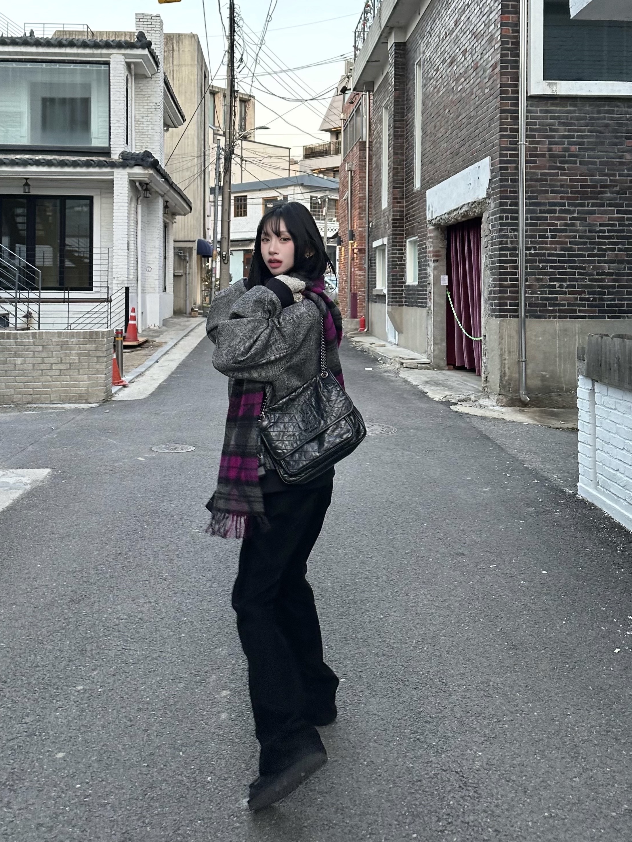 Hysteric Glamour MAC.N Guitar Girl Check Scarf Purple, Saint Laurent Black Monogram Niki Medium Bag with Silver Chain Strap in Crinkled Vintage Leather Black 착용 스타일 - 5