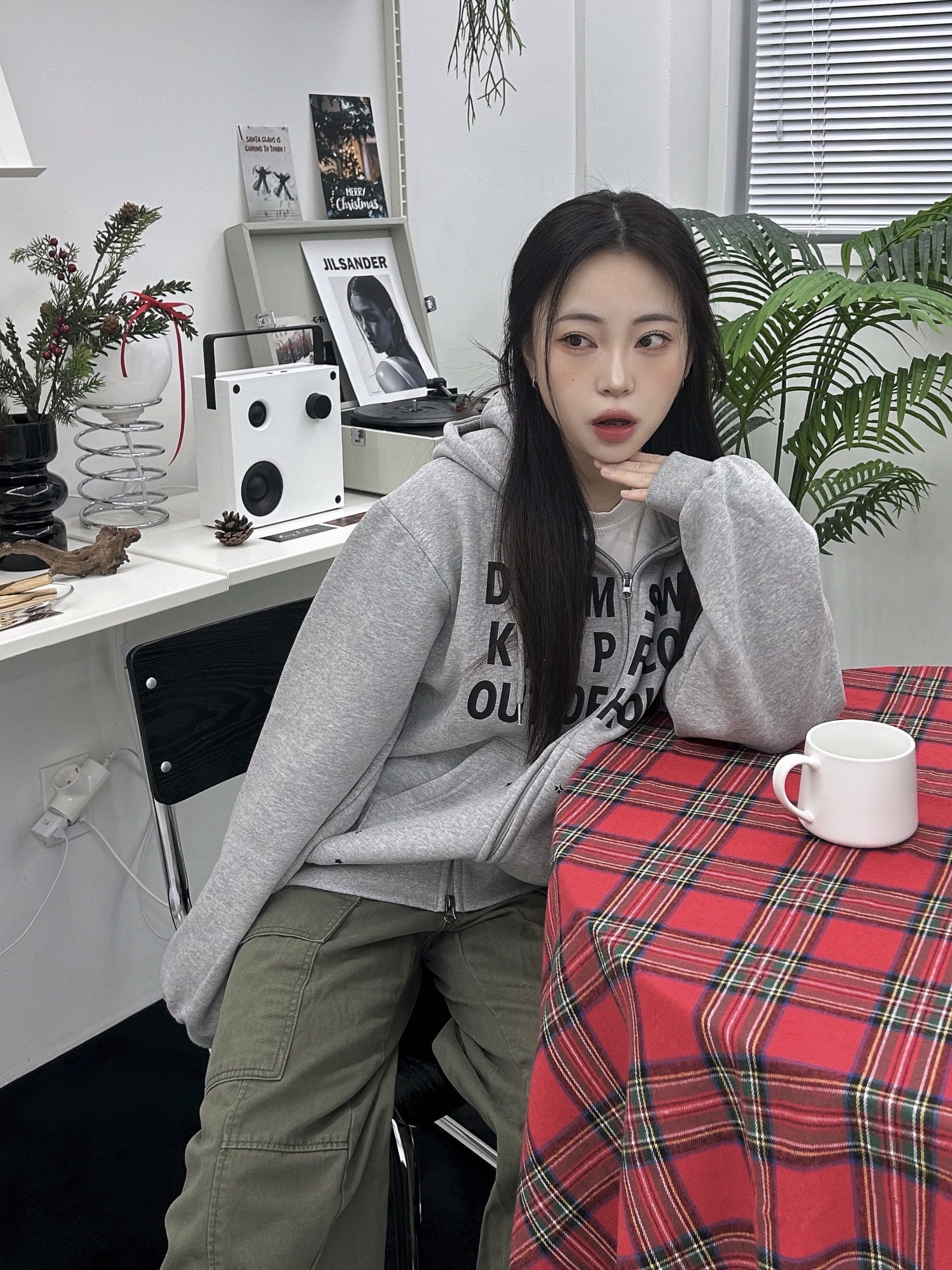 SLOW RECORD HOUSE Typo Star Hood Zip-Up Grey 착용 스타일 - 8