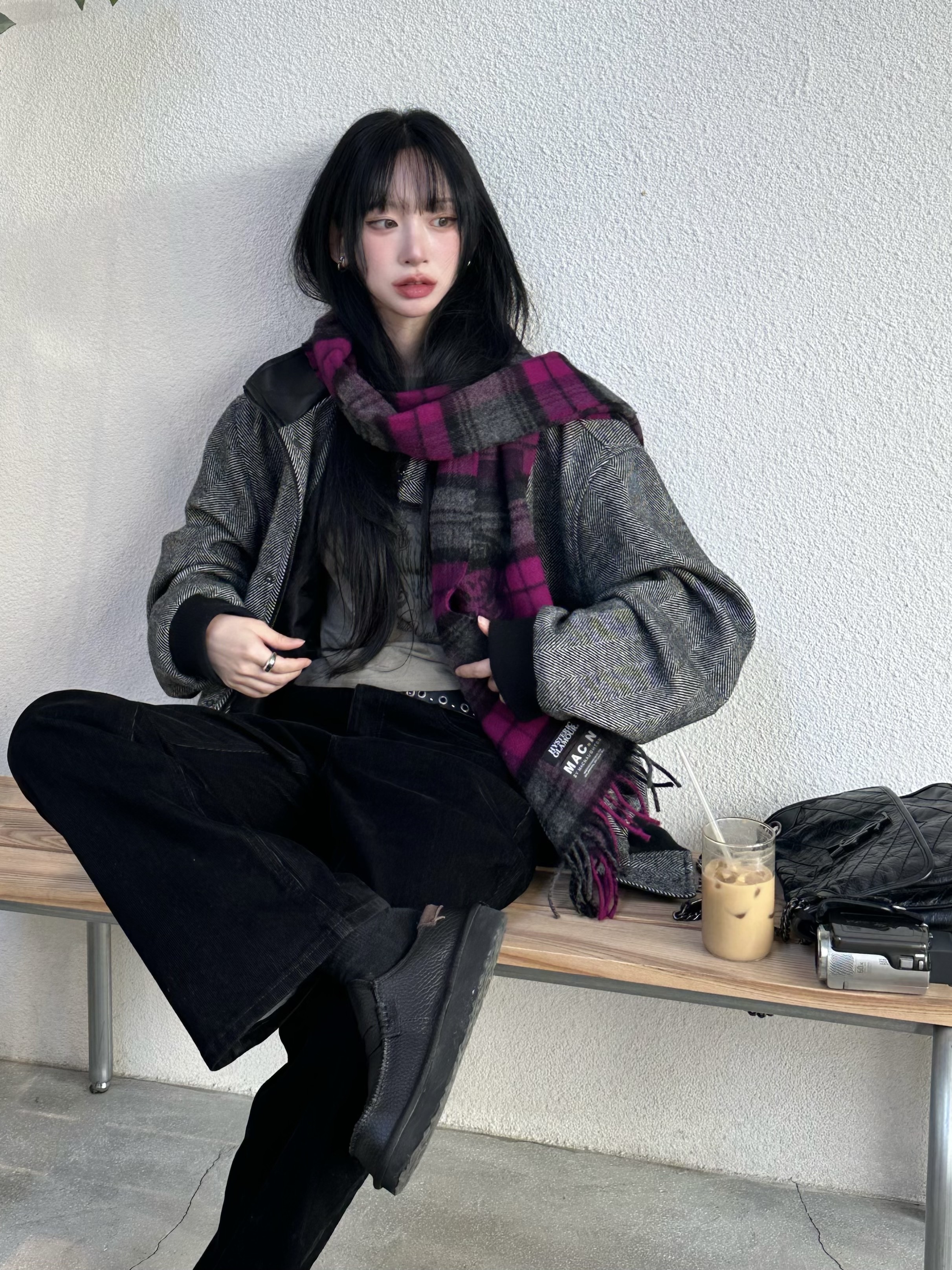 Hysteric Glamour MAC.N Guitar Girl Check Scarf Purple, Saint Laurent Black Monogram Niki Medium Bag with Silver Chain Strap in Crinkled Vintage Leather Black 착용 스타일 - 3