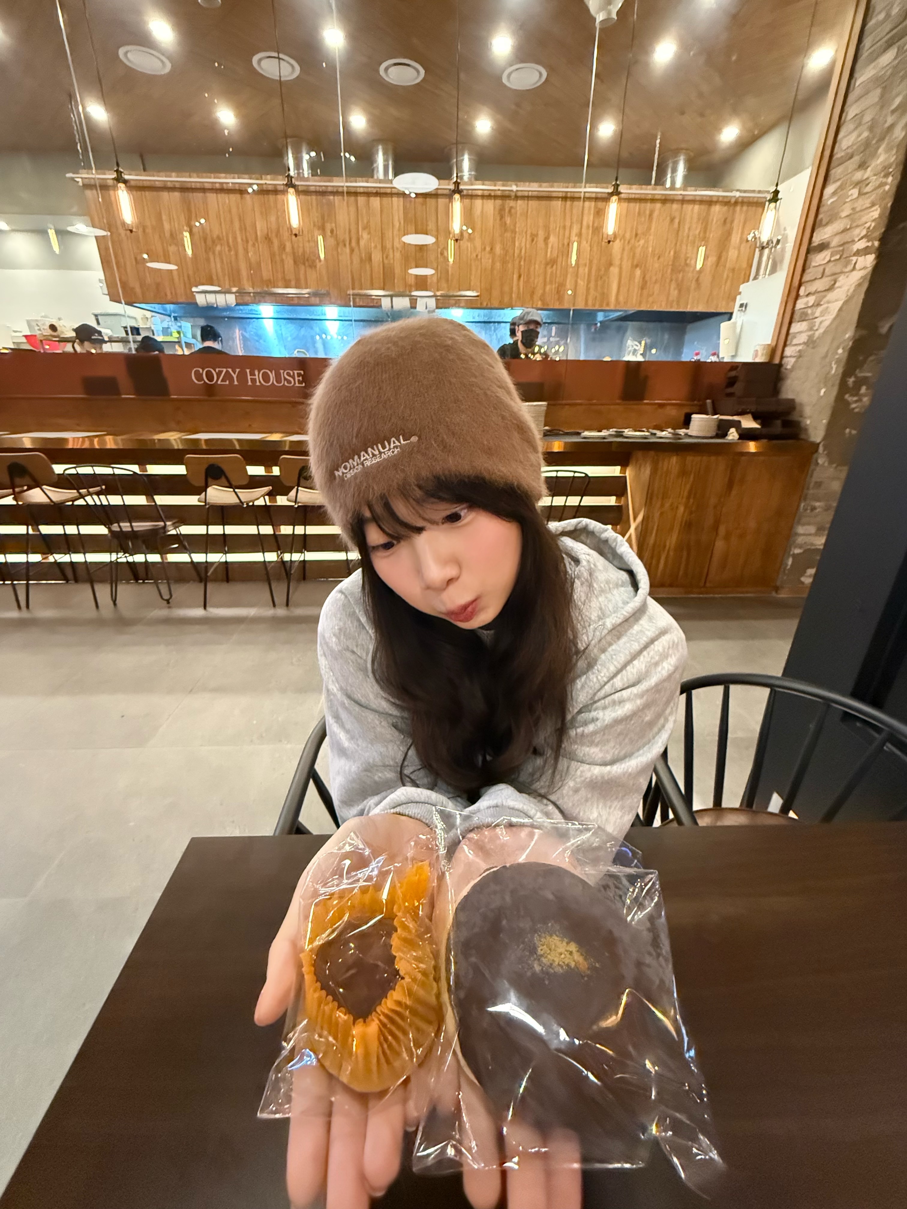 NOMANUAL NM Hairy Beanie Brown, Yeezy HD-10 Grey - Korea Limited 착용 스타일 - 6