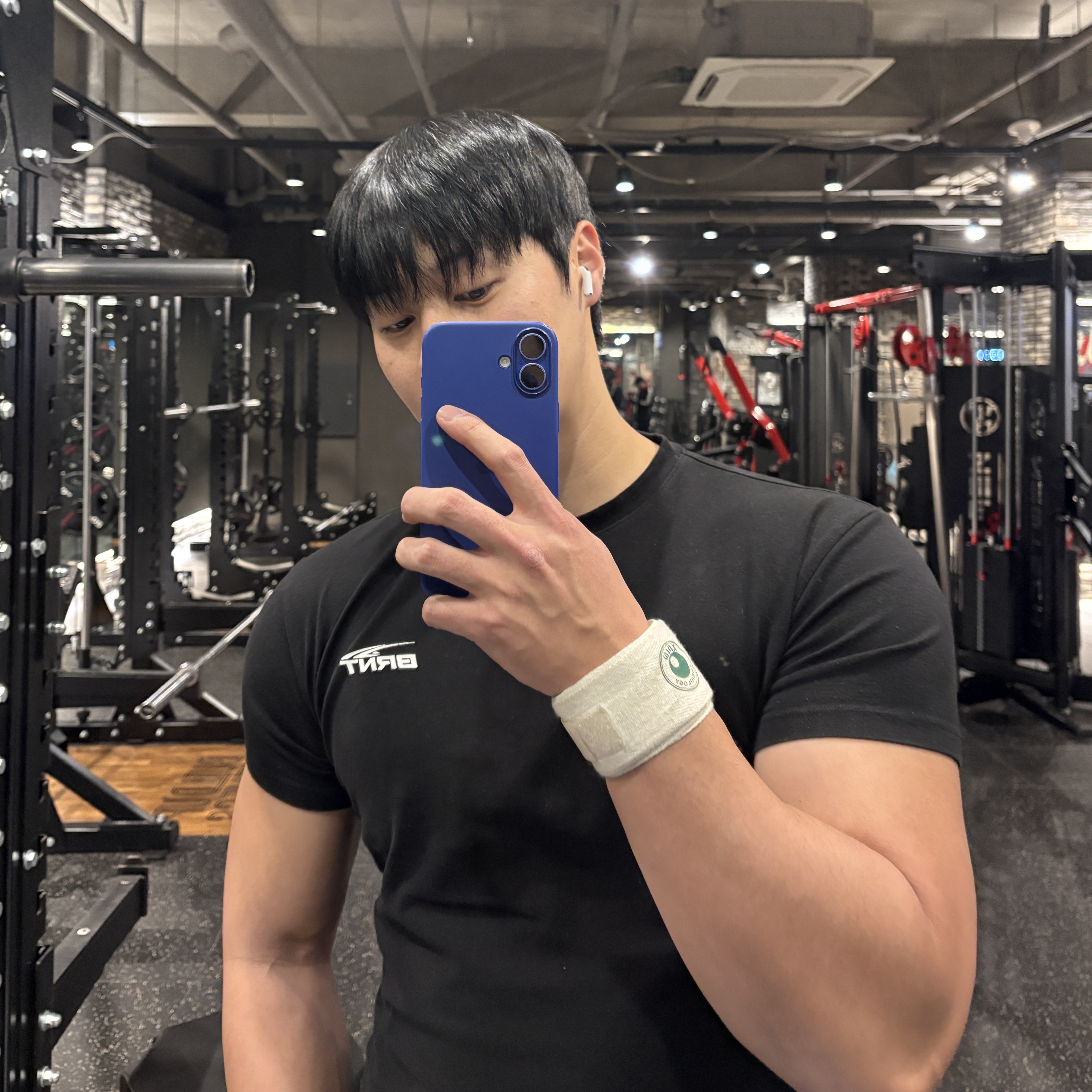 BORN TO WIN Brnt Back Logo Muscle Fit T-Shirts Black 착용 스타일 - 1