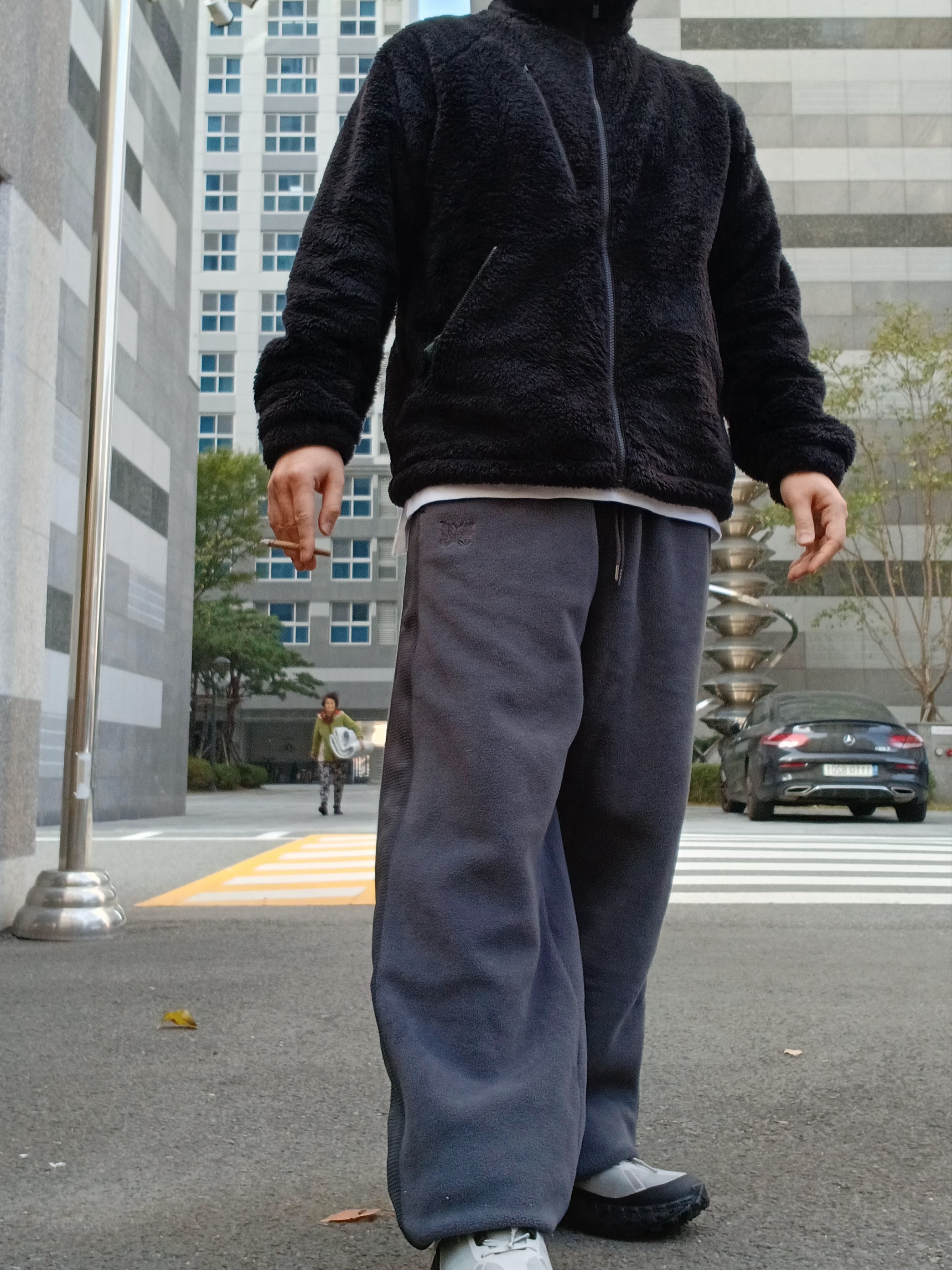 Uniqlo x Needles Fleece Wide Pants Dark Gray - KR, Uniqlo x Needles Fleece Jacket Black - KR 착용 스타일 - 4