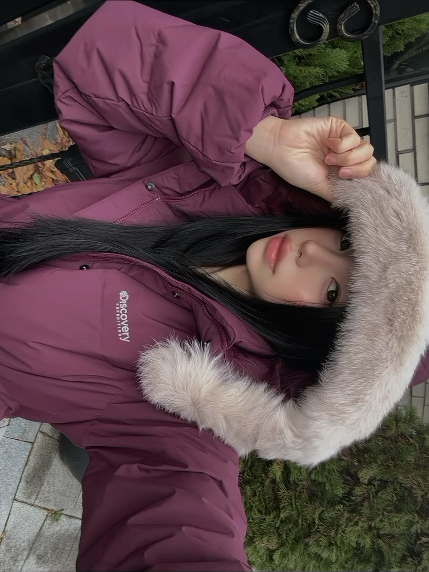 (W) Discovery Expedition Benia Goose Down Mid Padding Burgundy 착용 스타일 - 2