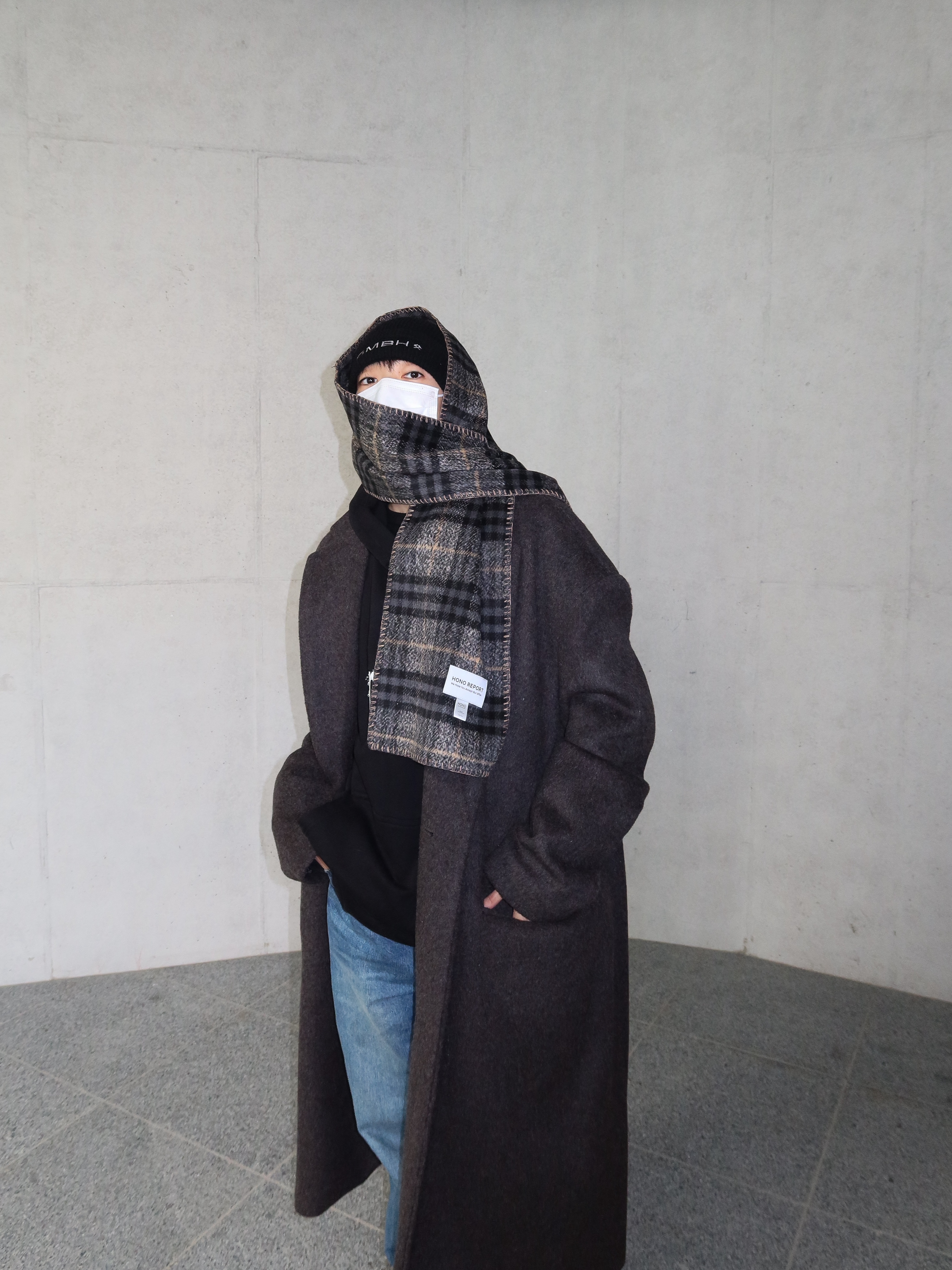 Hono Report Blanket Muffler Gray Check, Hono Report Bell Bottom Denim Pants Blue 착용 스타일 - 3
