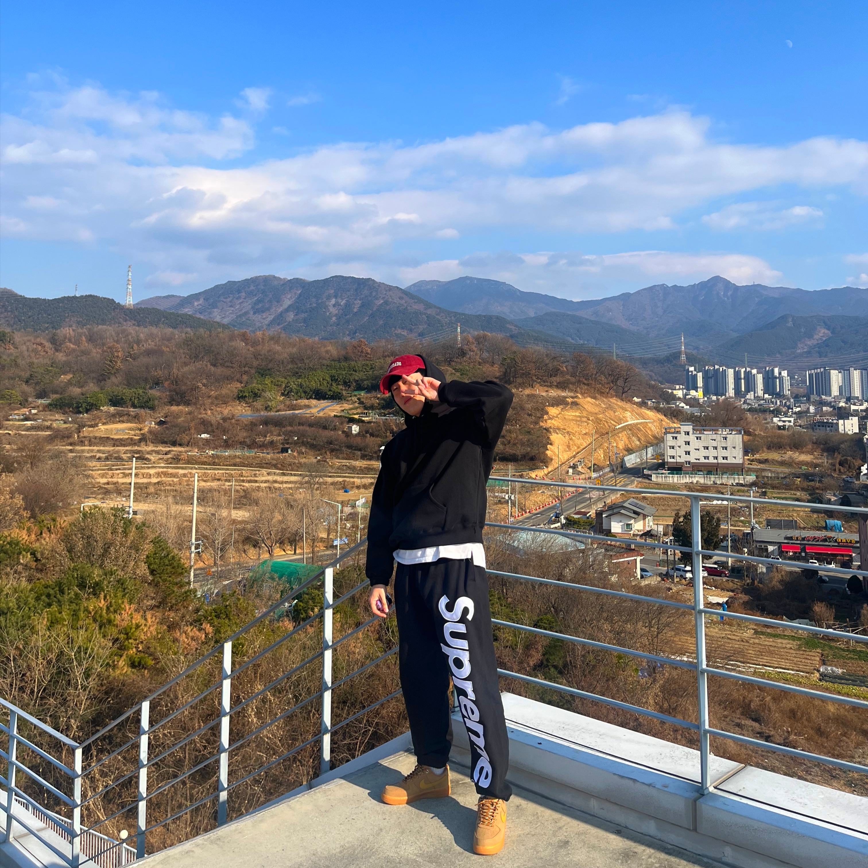Supreme Satin Applique Hooded Sweatshirt Black - 25FW, Supreme Satin Applique Sweatpant Black - 25FW 착용 스타일 - 2
