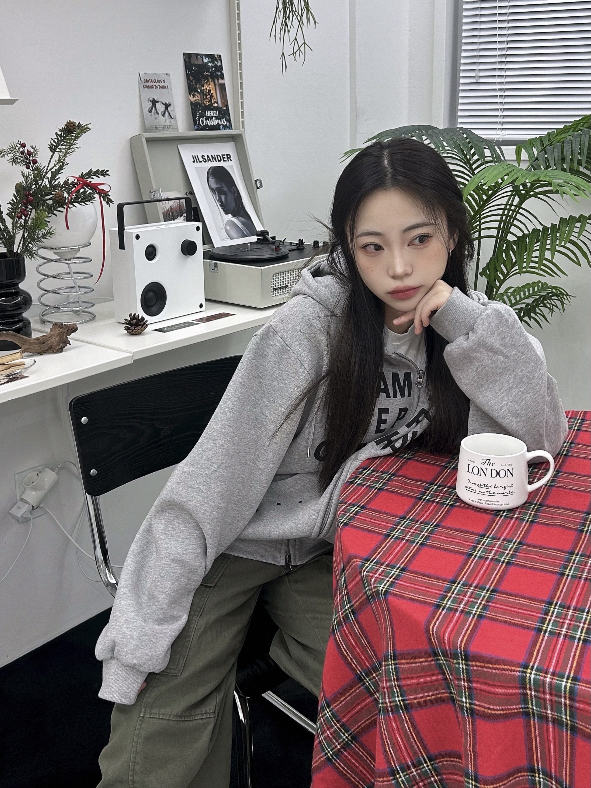 SLOW RECORD HOUSE Typo Star Hood Zip-Up Grey 착용 스타일 - 4