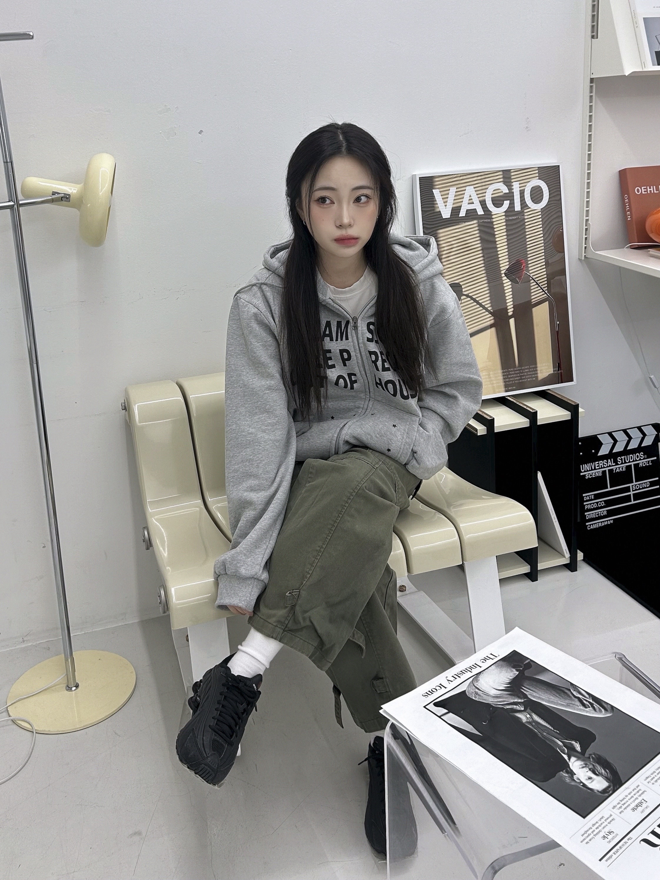 SLOW RECORD HOUSE Typo Star Hood Zip-Up Grey 착용 스타일 - 5