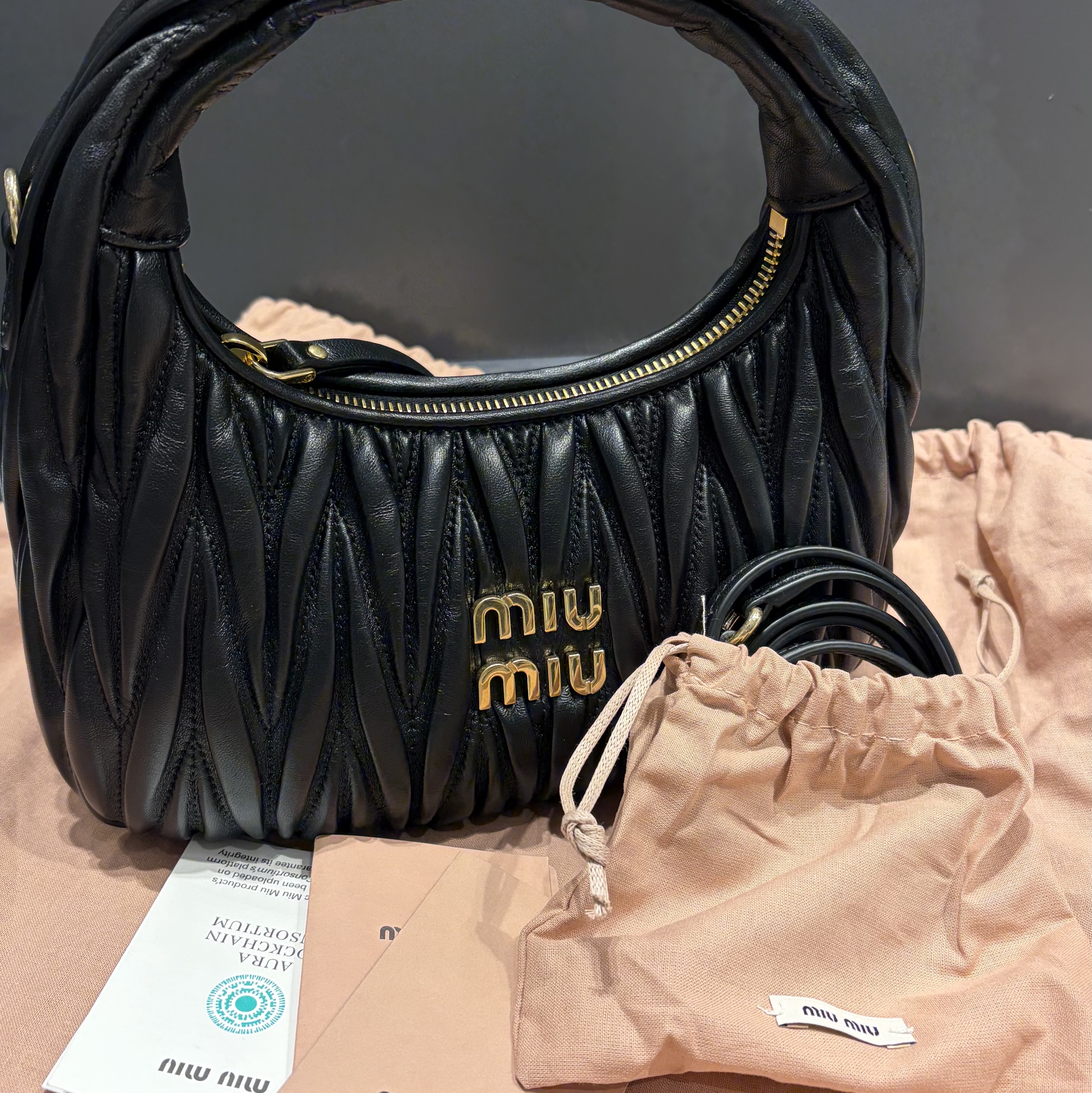 Miu Miu Wander Matelasse Nappa Leather Small Hobo Bag Black 착용 스타일
